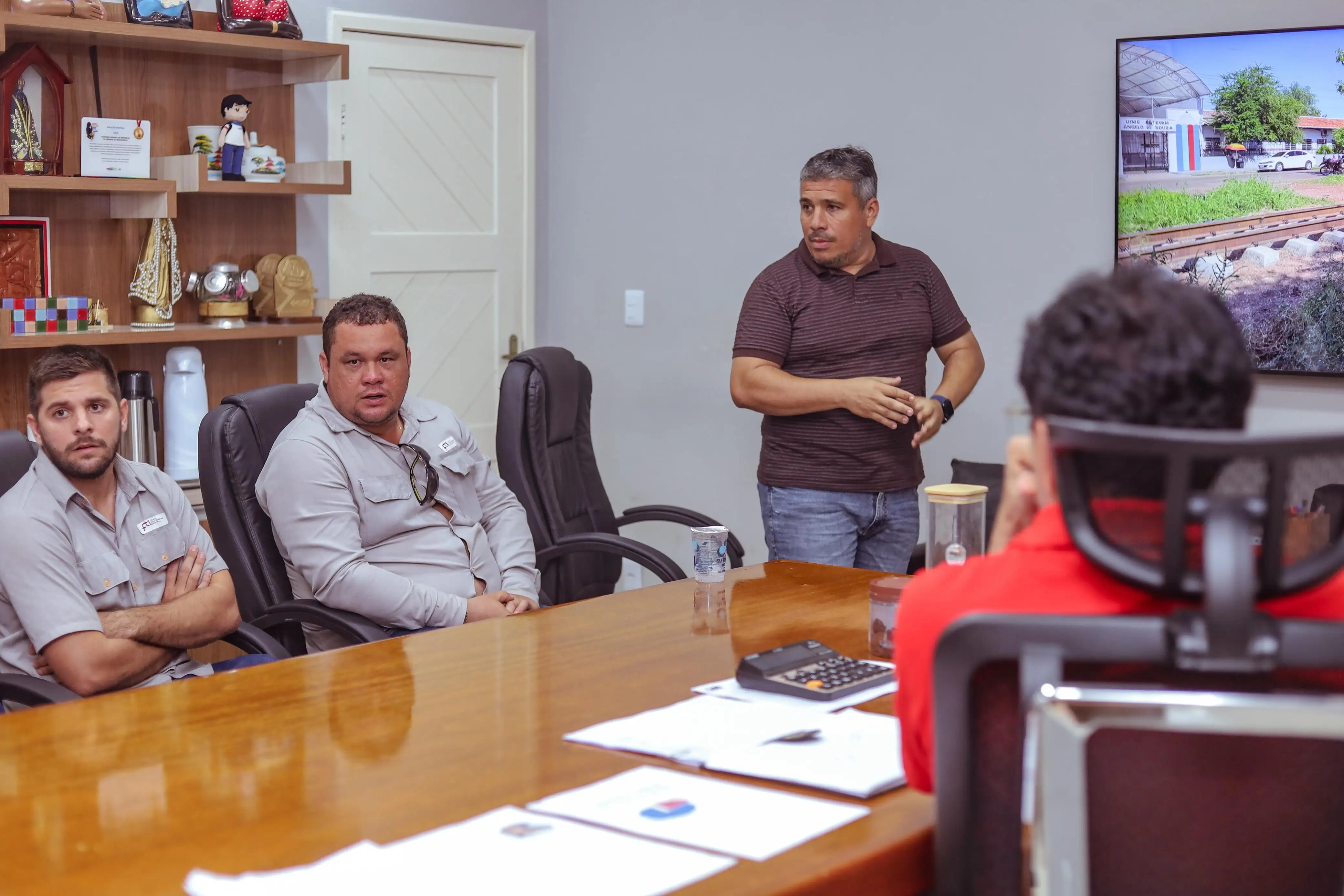Foto 2 – Prefeito de Codó discute com a Transnordestina adequação nas passagens da linha férrea