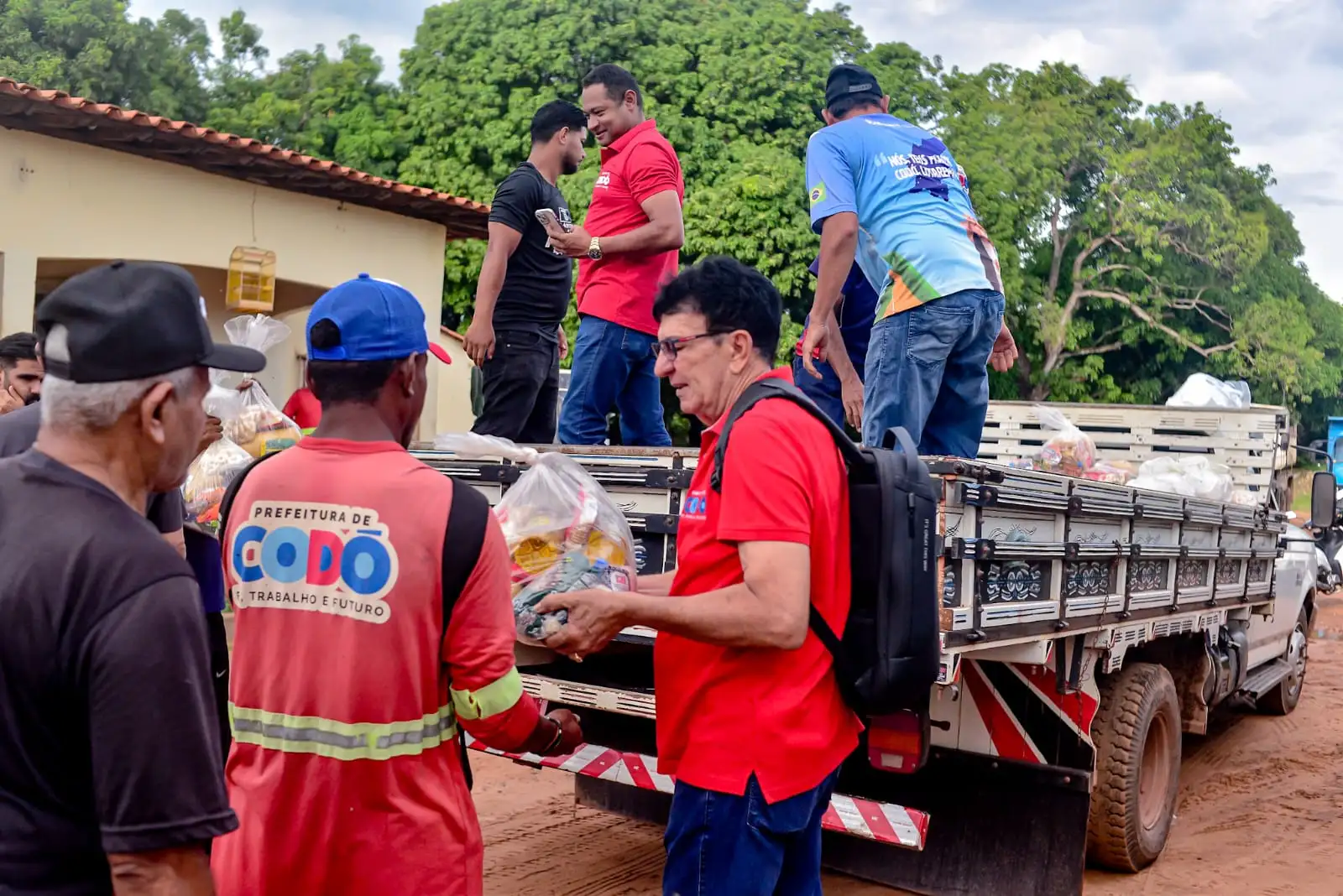 Foto 5 – Prefeitura de Codó promove entrega de cestas básicas a servidores da limpeza pública em encontro na sede do setor