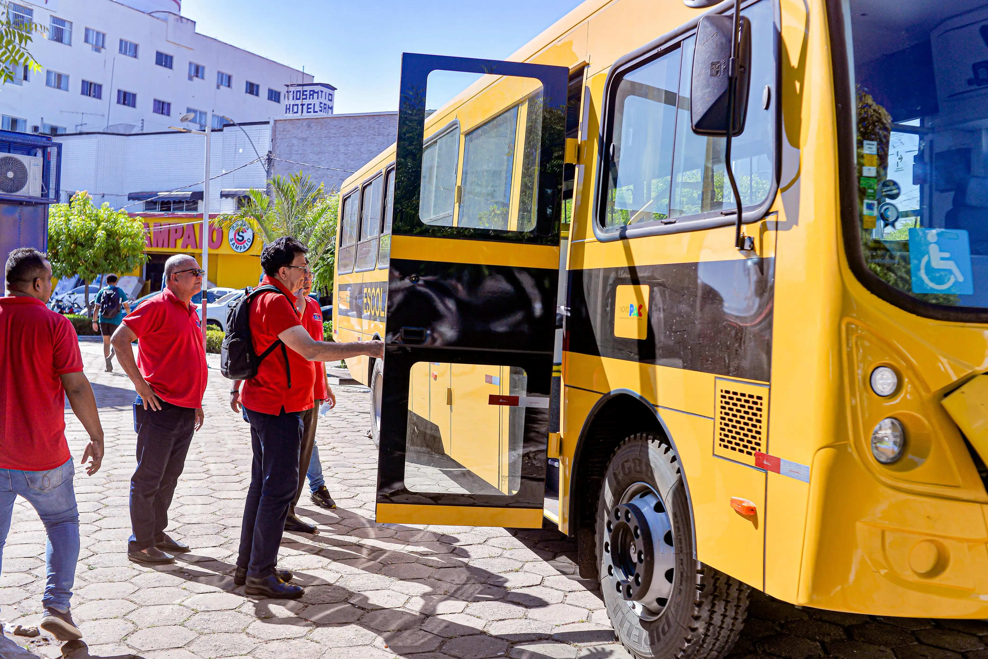 Galeria de imagens - Foto 13 da notícia: Ampliação da frota escolar: Prefeito Chiquinho FC recebe novo ônibus escolar para a Zona Rural de Codó