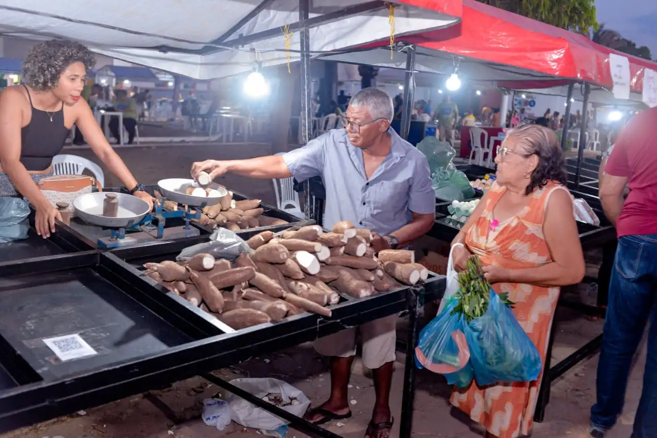 Galeria de imagens - Foto 12 da notícia: Prefeitura de Codó valoriza produtores e artesãos locais em mais uma edição da Feira da Agricultura Familiar