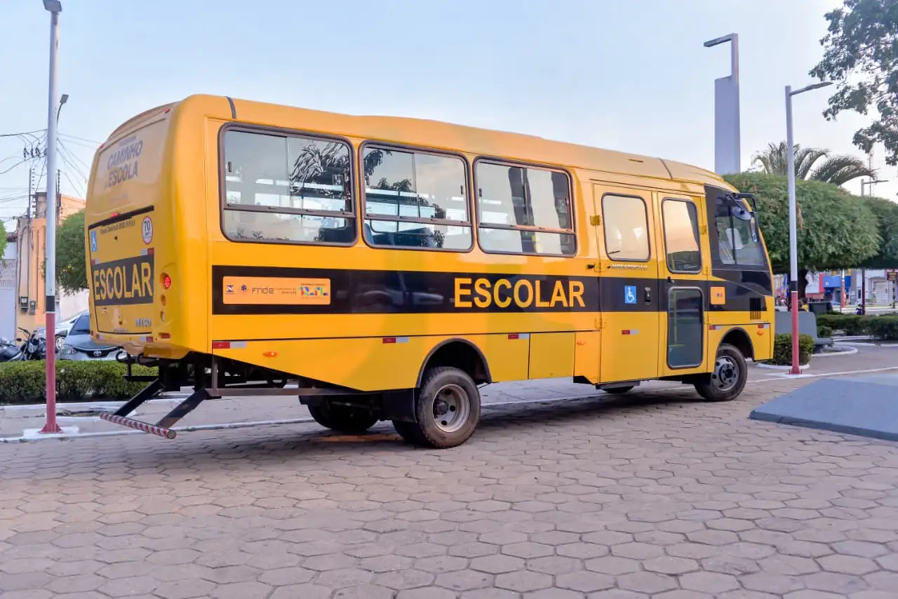 Foto 2 – Prefeito Chiquinho FC recebe novo ônibus para reforçar a frota escolar em Codó