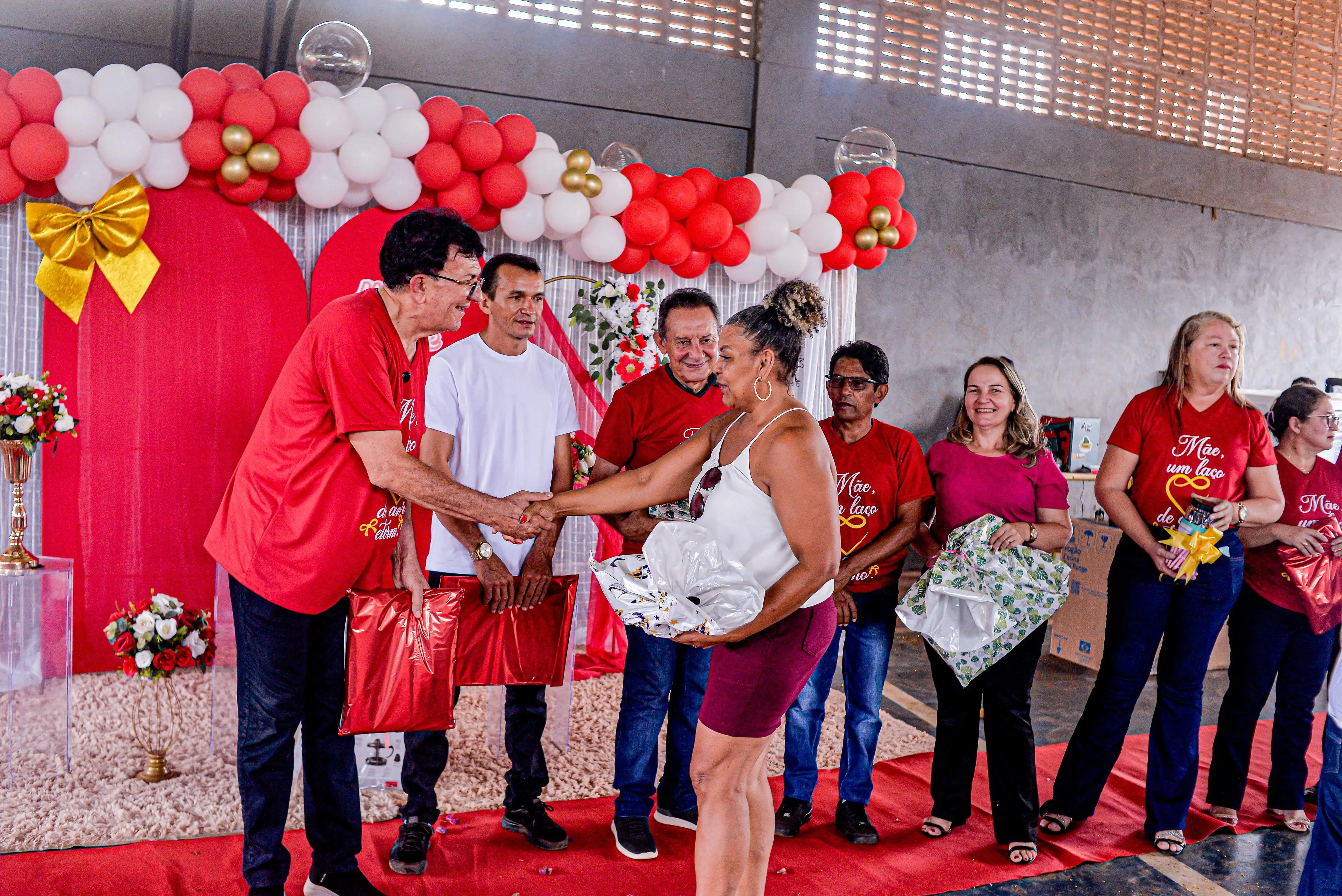 Foto 9 – Prefeito Chiquinho FC anuncia pacote de obras em Cajazeiras durante comemoração do Dia das Mães