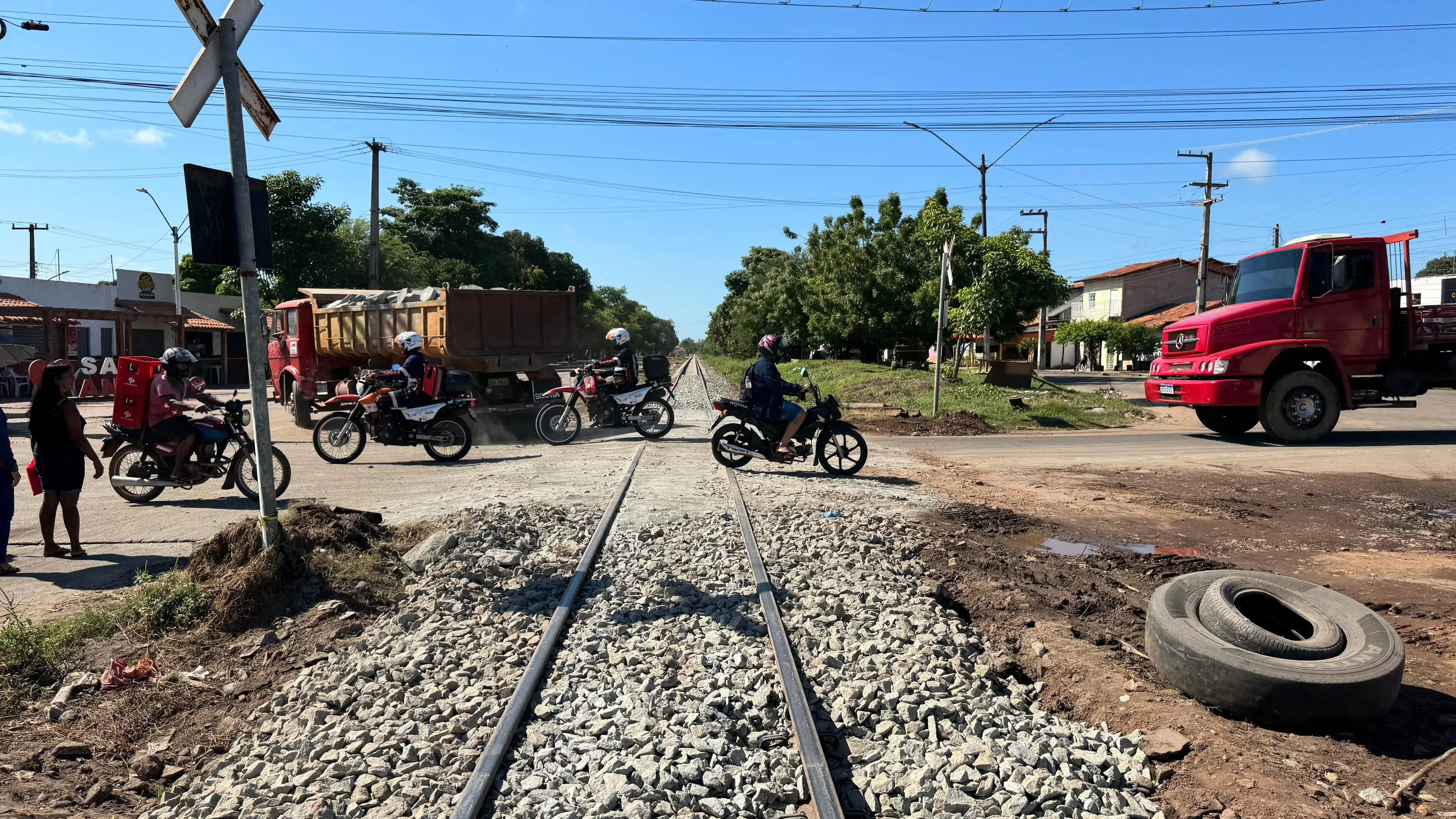 Foto 8 – Prefeito de Codó discute com a Transnordestina adequação nas passagens da linha férrea