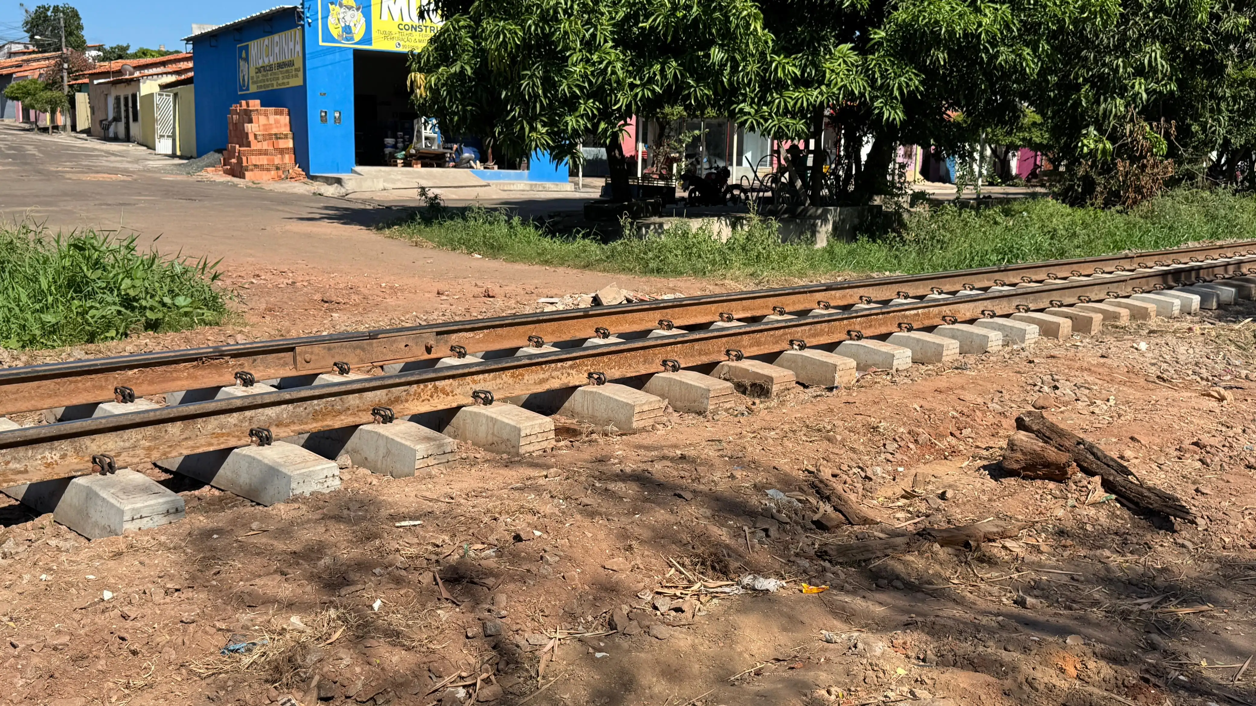 Foto 7 – Prefeito de Codó discute com a Transnordestina adequação nas passagens da linha férrea