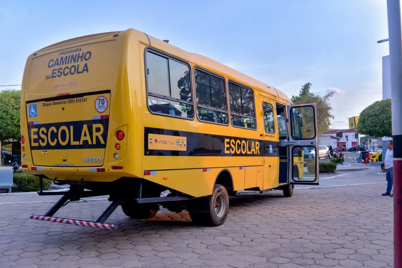 Foto 4 – Prefeito Chiquinho FC recebe novo ônibus para reforçar a frota escolar em Codó