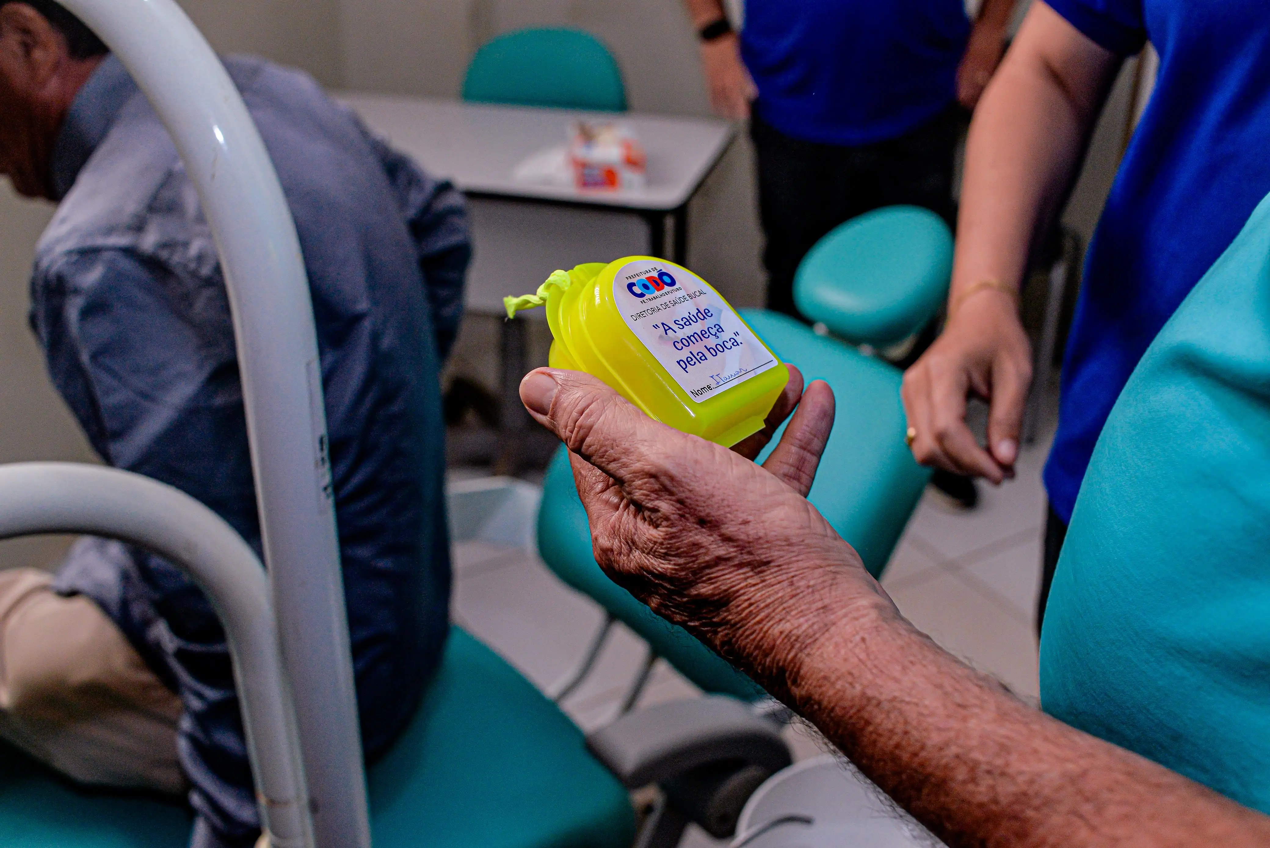 Prefeitura de Codó entrega próteses dentárias e eleva autoestima de pacientes