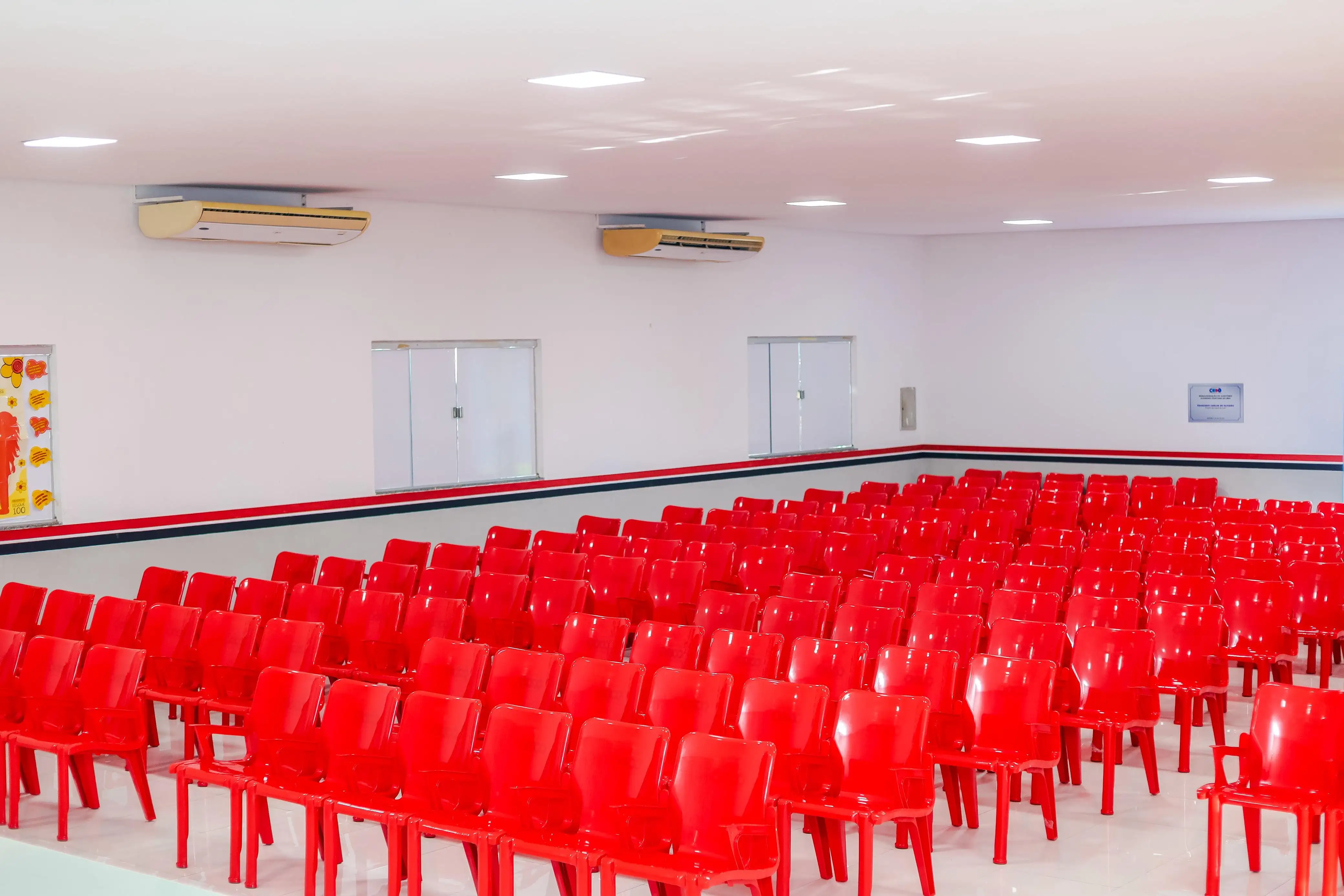 Foto 6 – Após reforma, auditório da Escola Municipal Estevam Ângelo recebe novas cadeiras