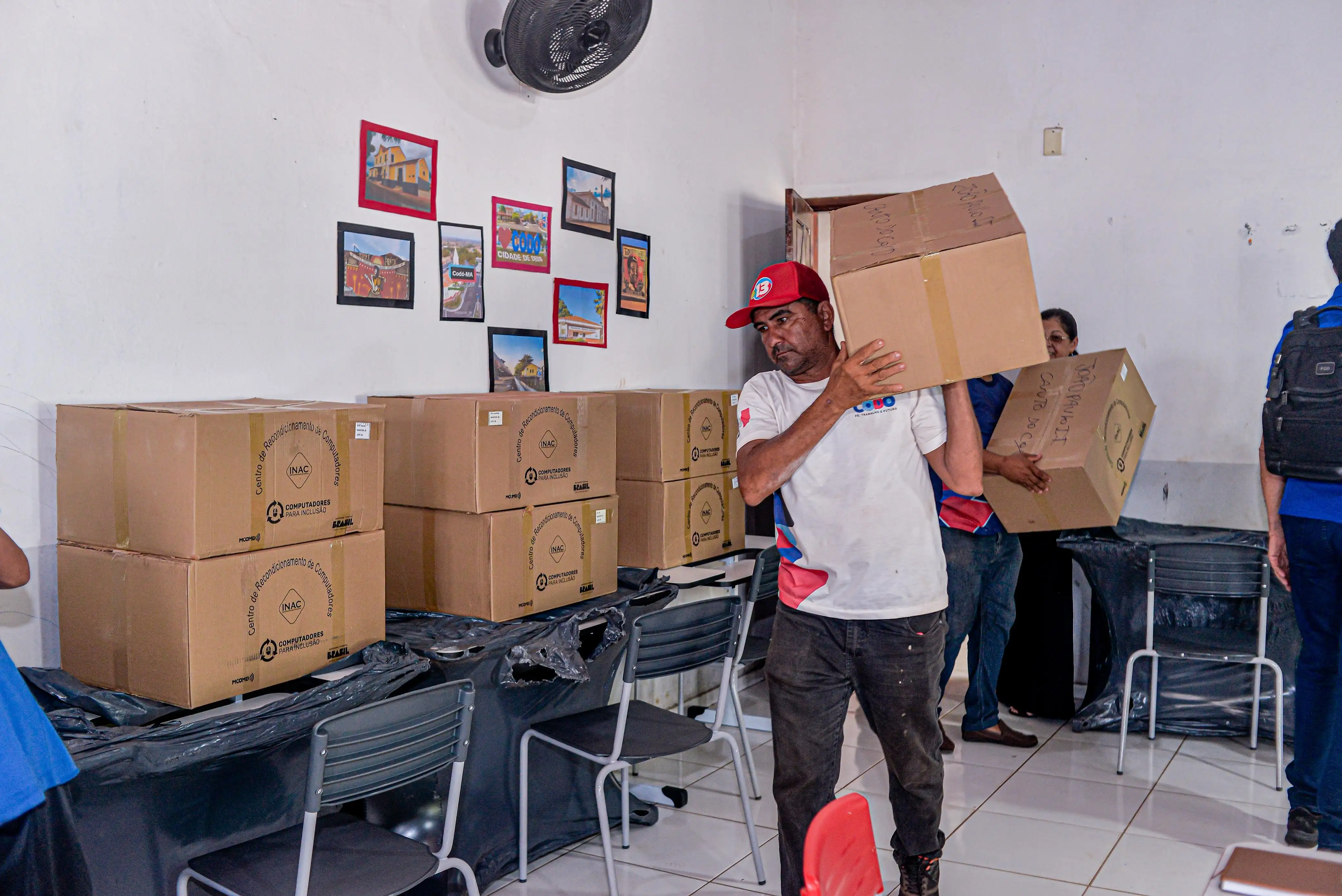 Foto 3 – Estudantes da Zona Rural de Codó são beneficiados com computadores novos