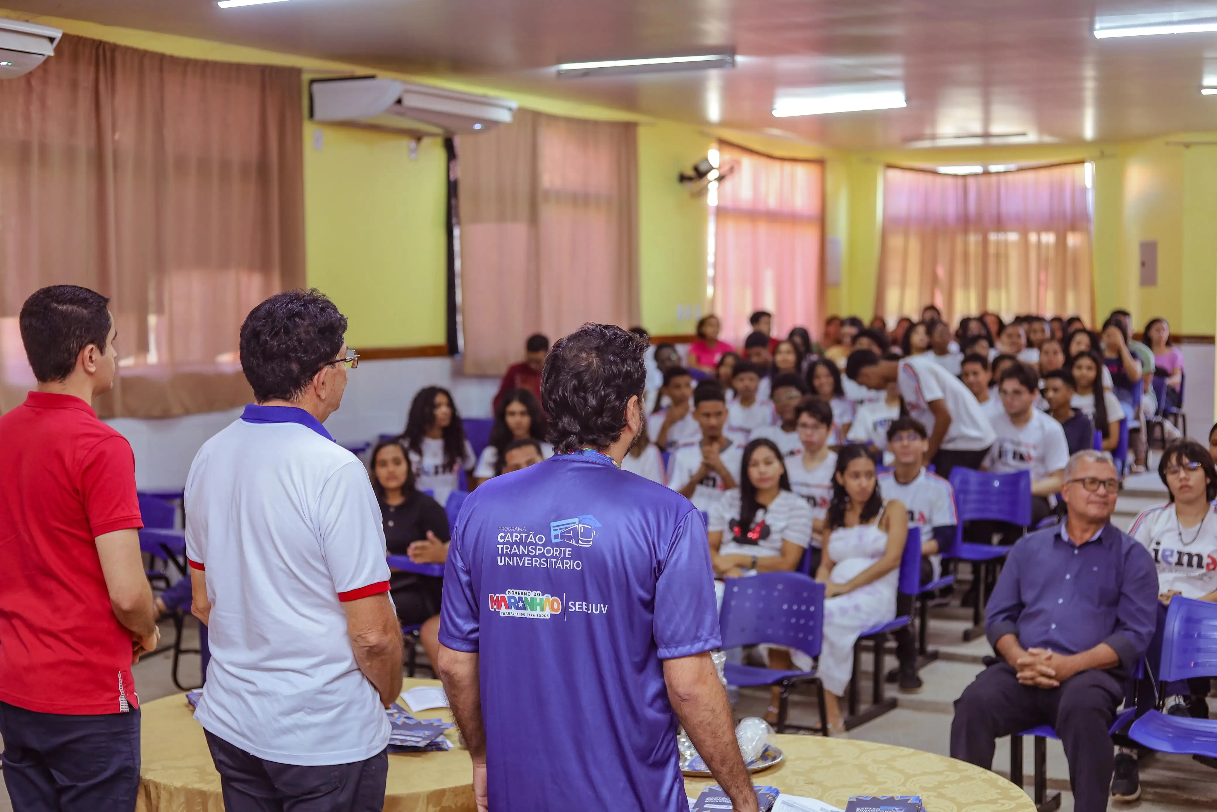 Foto 8 – Estudantes codoenses recebem cartões do Programa Cartão Transporte Universitário
