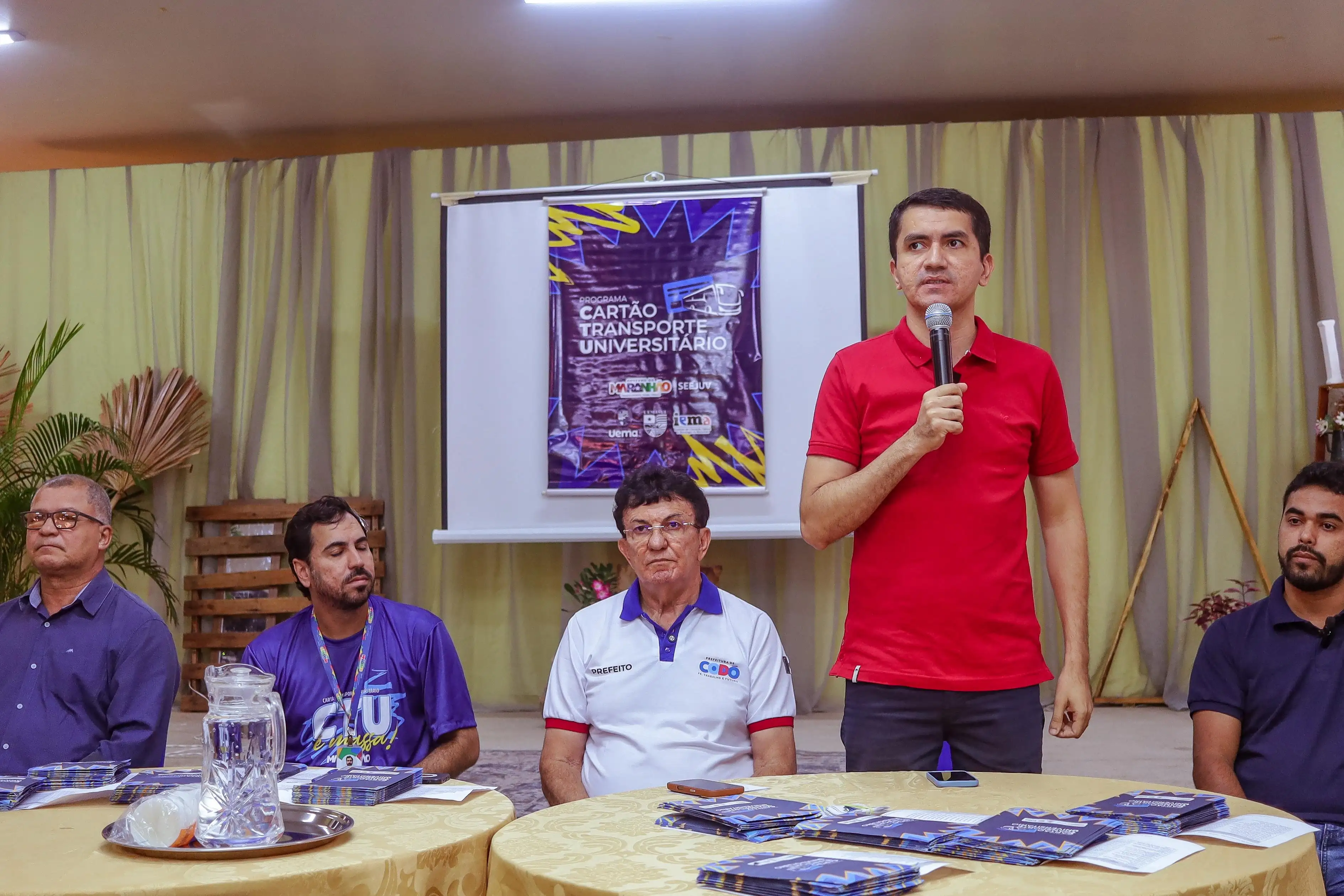 Foto 5 – Estudantes codoenses recebem cartões do Programa Cartão Transporte Universitário