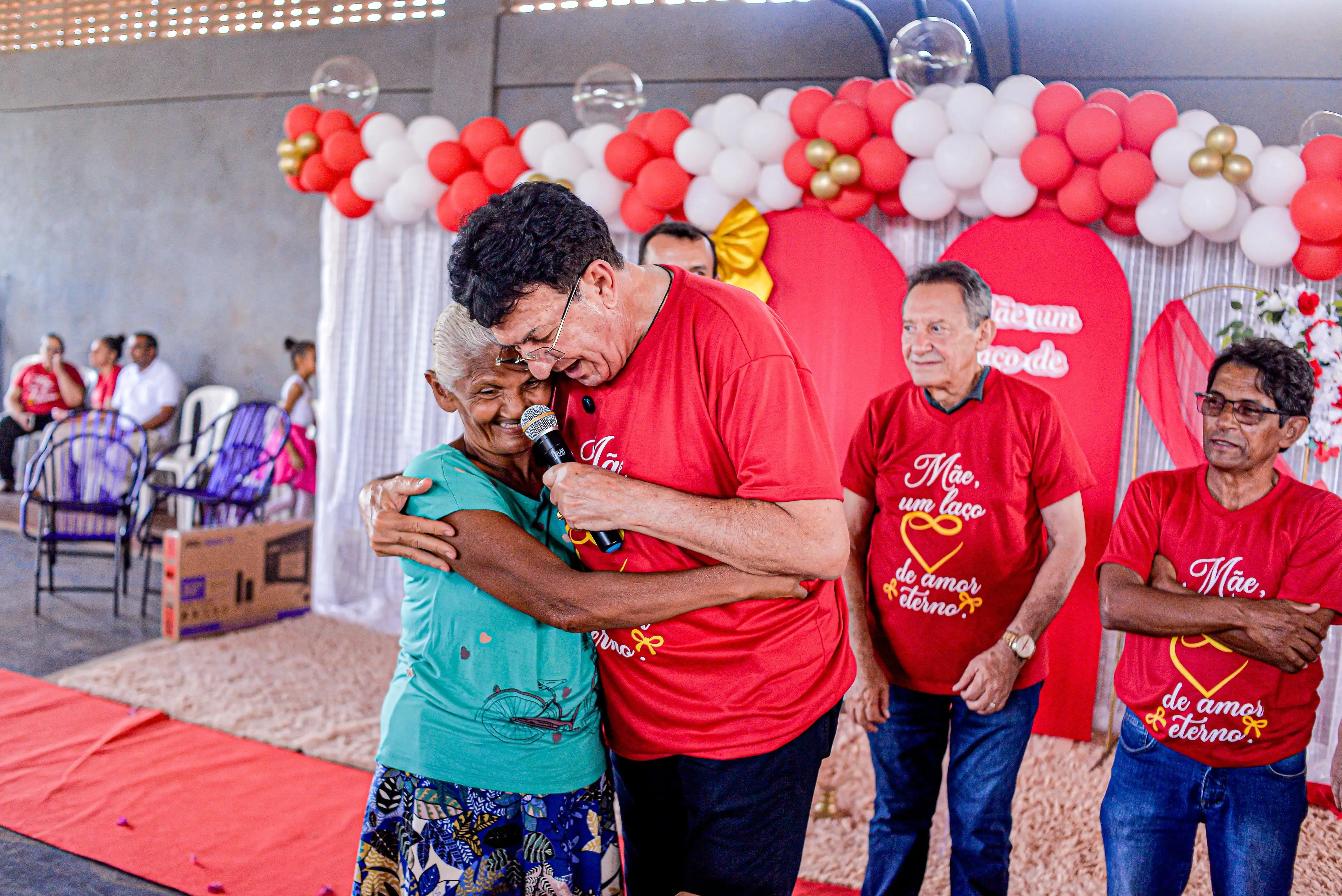 Foto 6 – Prefeito Chiquinho FC anuncia pacote de obras em Cajazeiras durante comemoração do Dia das Mães