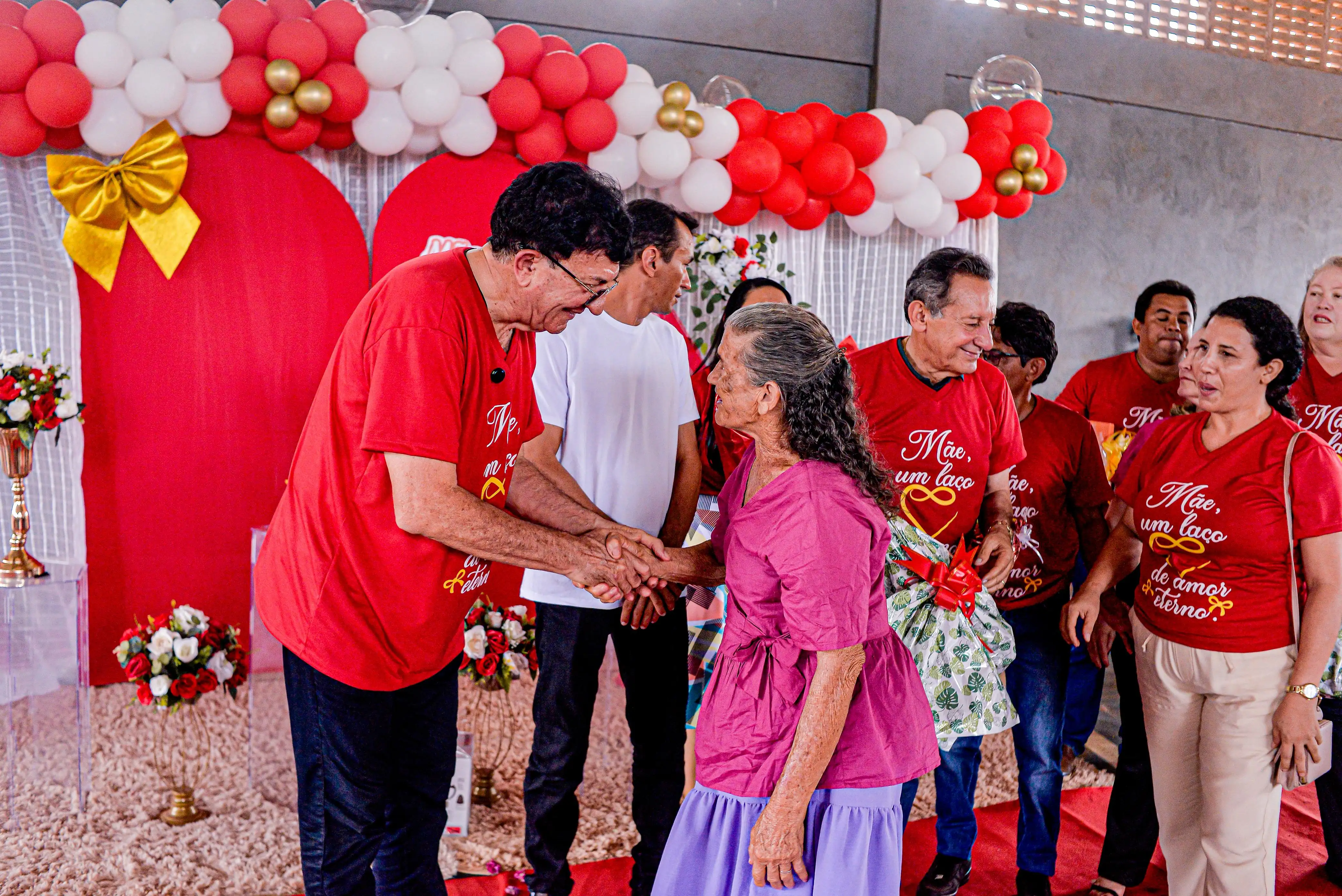 Foto 11 – Prefeito Chiquinho FC anuncia pacote de obras em Cajazeiras durante comemoração do Dia das Mães