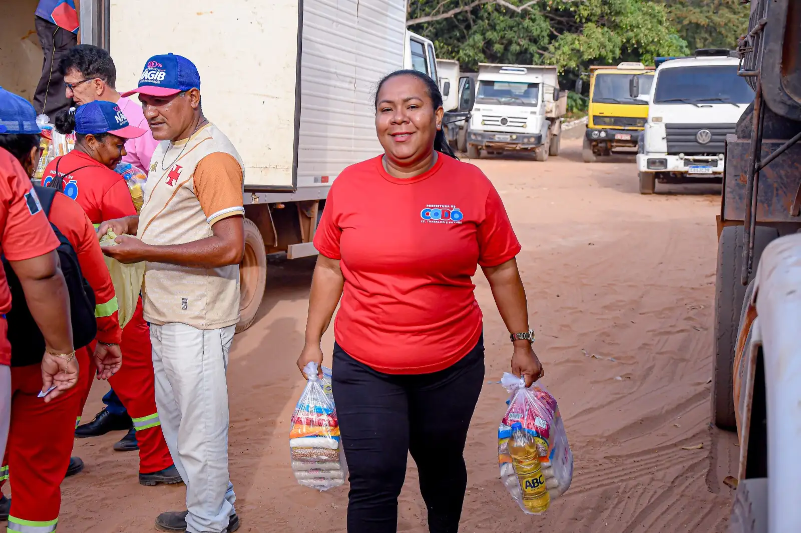 Foto 4 – Servidores da limpeza pública de Codó recebem cestas básicas em ação da Prefeitura