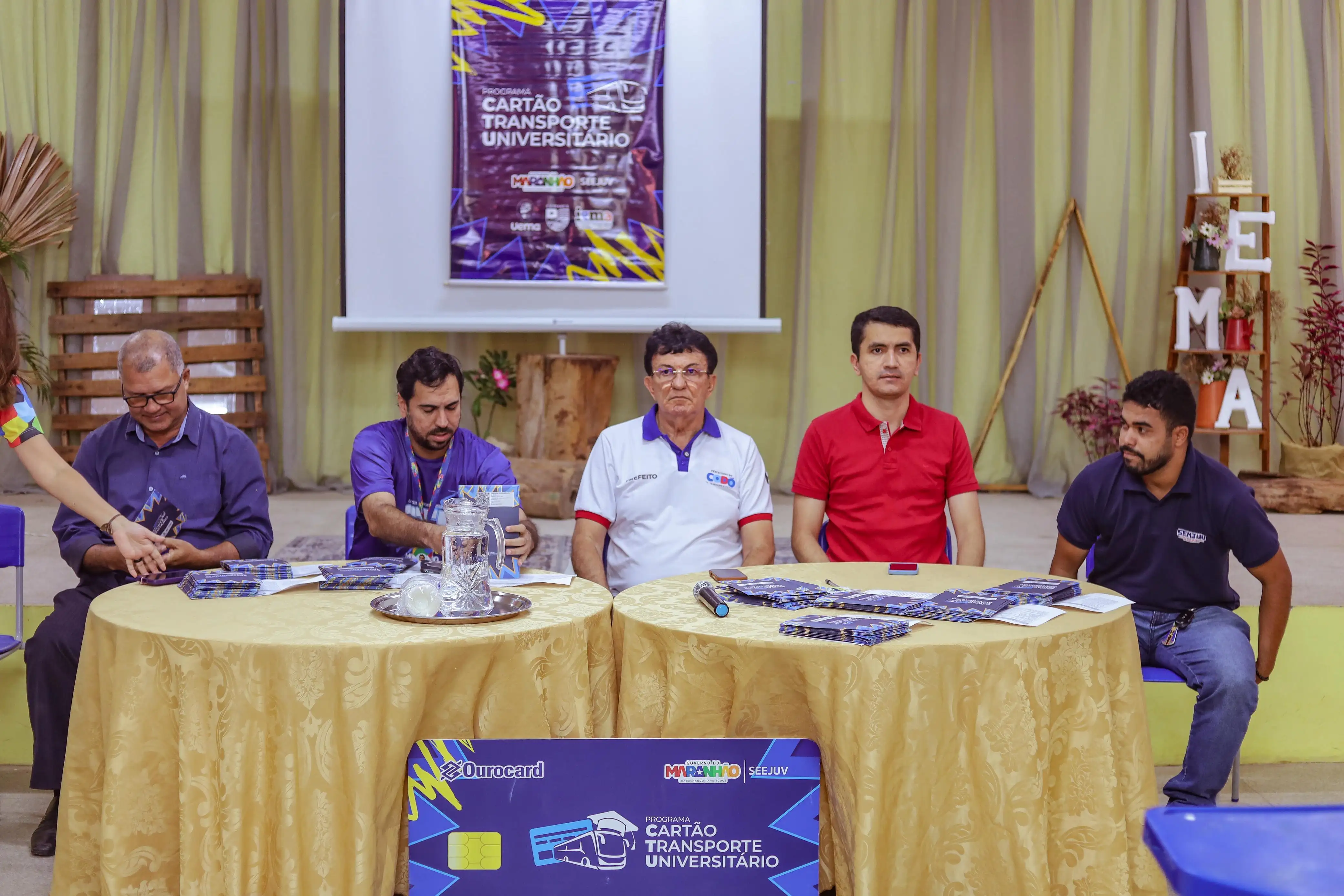 Foto 7 – Estudantes codoenses recebem cartões do Programa Cartão Transporte Universitário