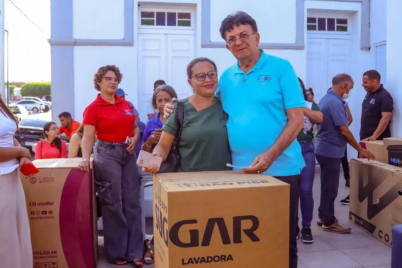 Foto 2 – Prefeitura de Codó realiza entrega de prêmios a servidores sorteados em comemoração ao dia do servidor