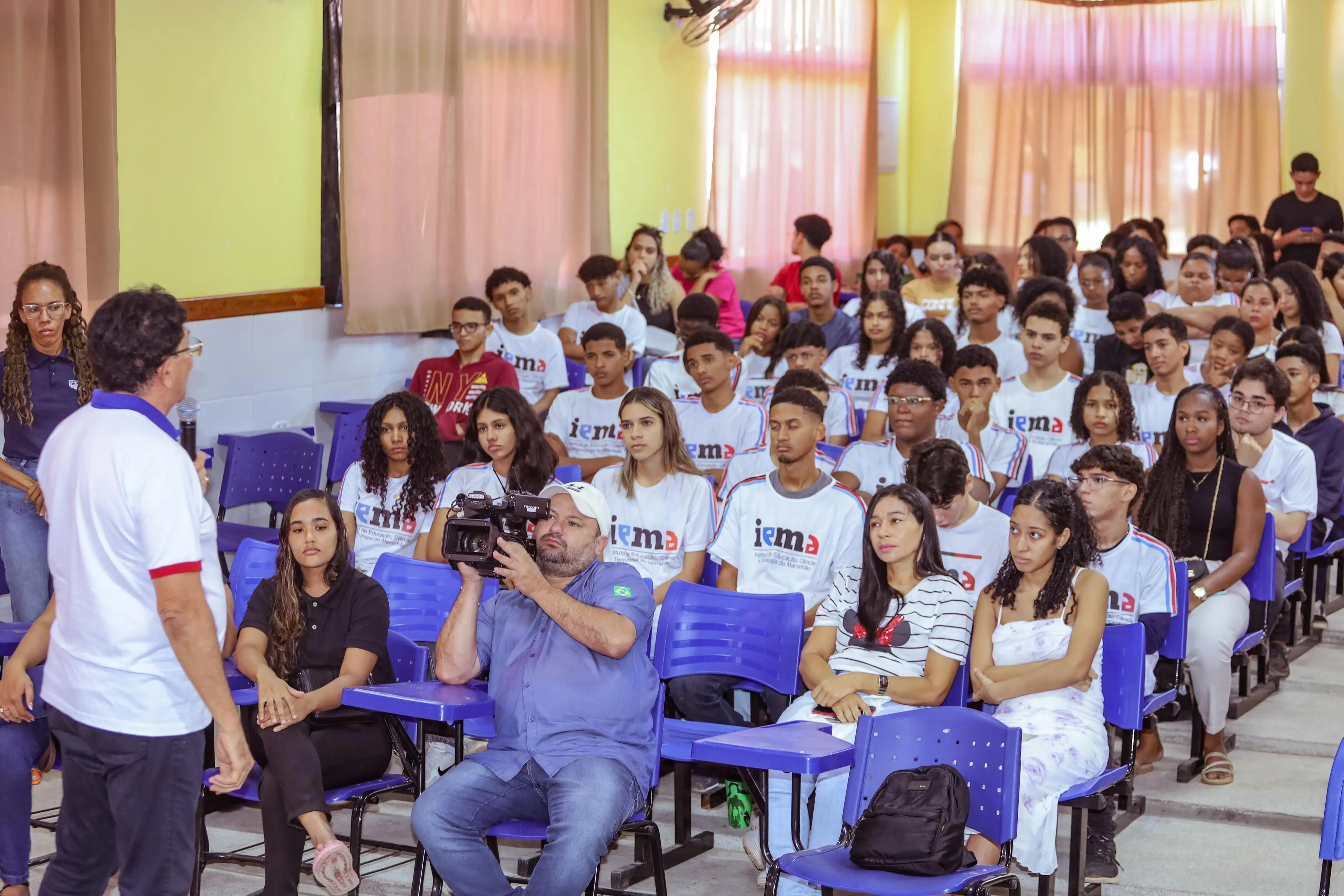 Foto 2 – Estudantes codoenses recebem cartões do Programa Cartão Transporte Universitário