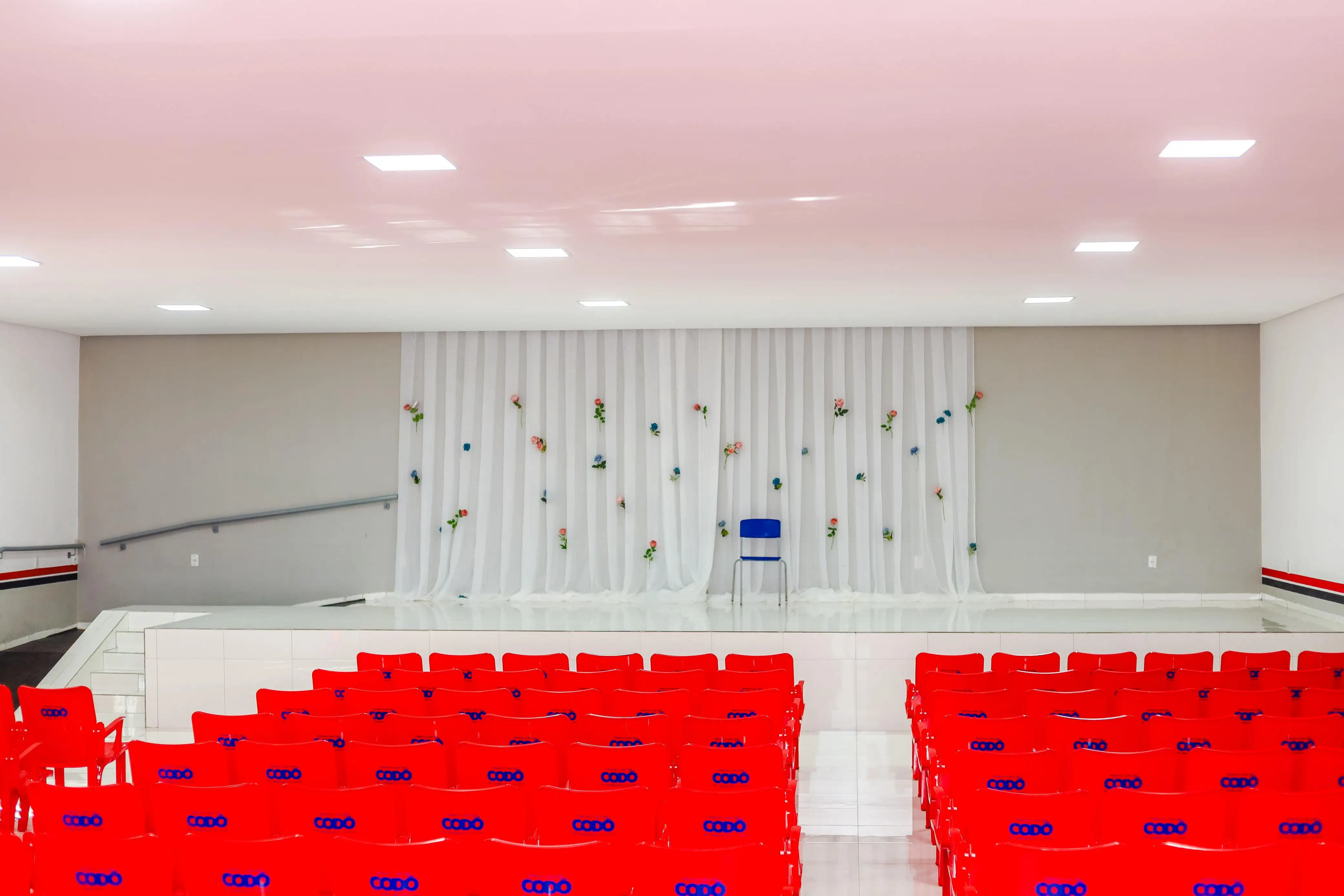 Foto 1 – Após reforma, auditório da Escola Municipal Estevam Ângelo recebe novas cadeiras
