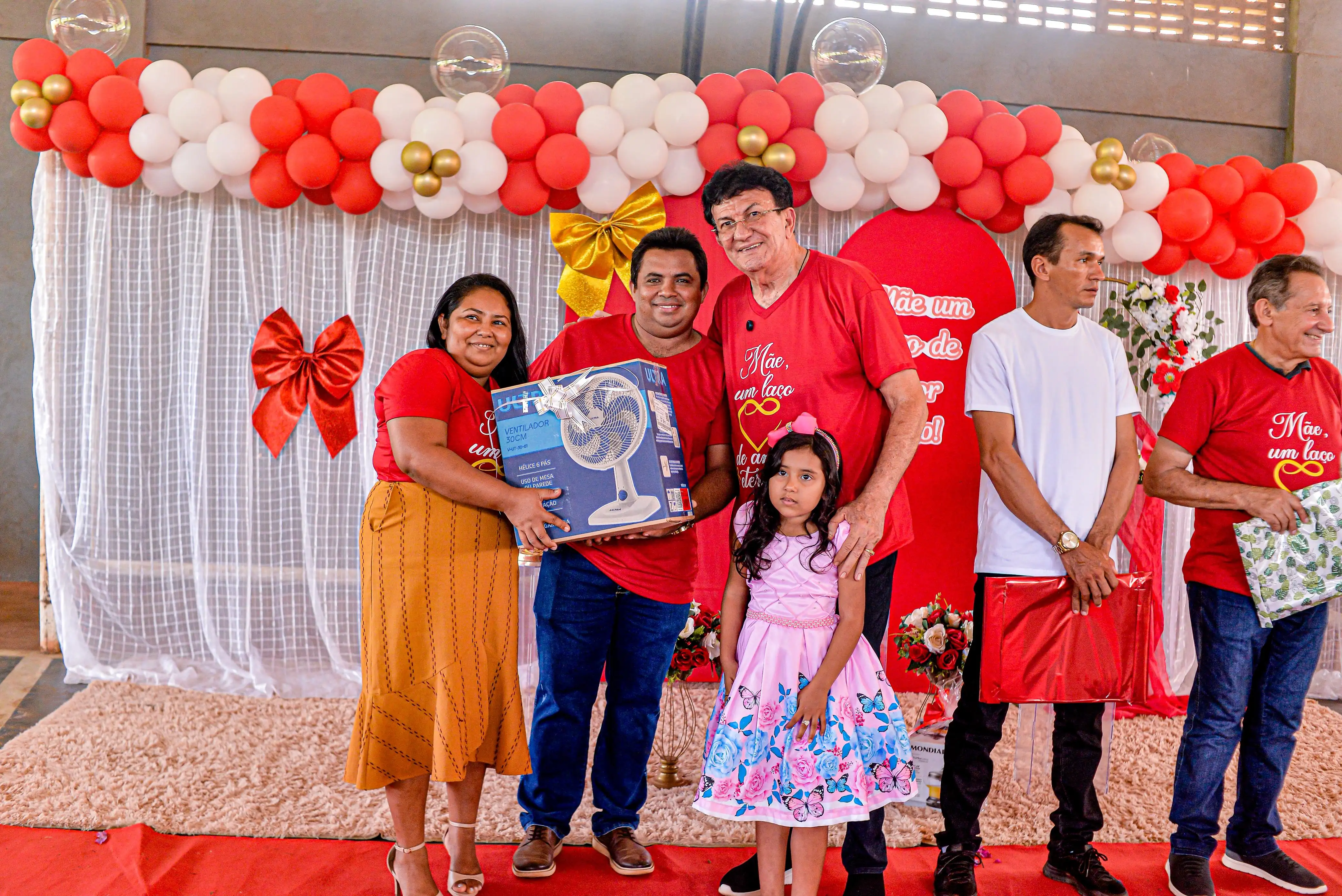 Foto 7 – Prefeito Chiquinho FC anuncia pacote de obras em Cajazeiras durante comemoração do Dia das Mães