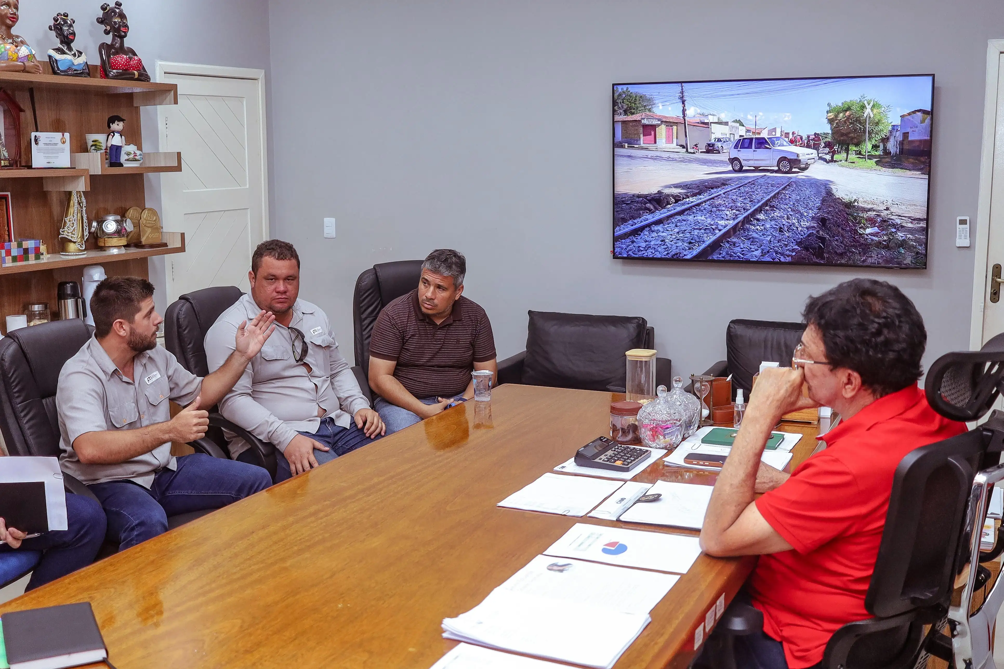 Foto 1 – Prefeito de Codó discute com a Transnordestina adequação nas passagens da linha férrea