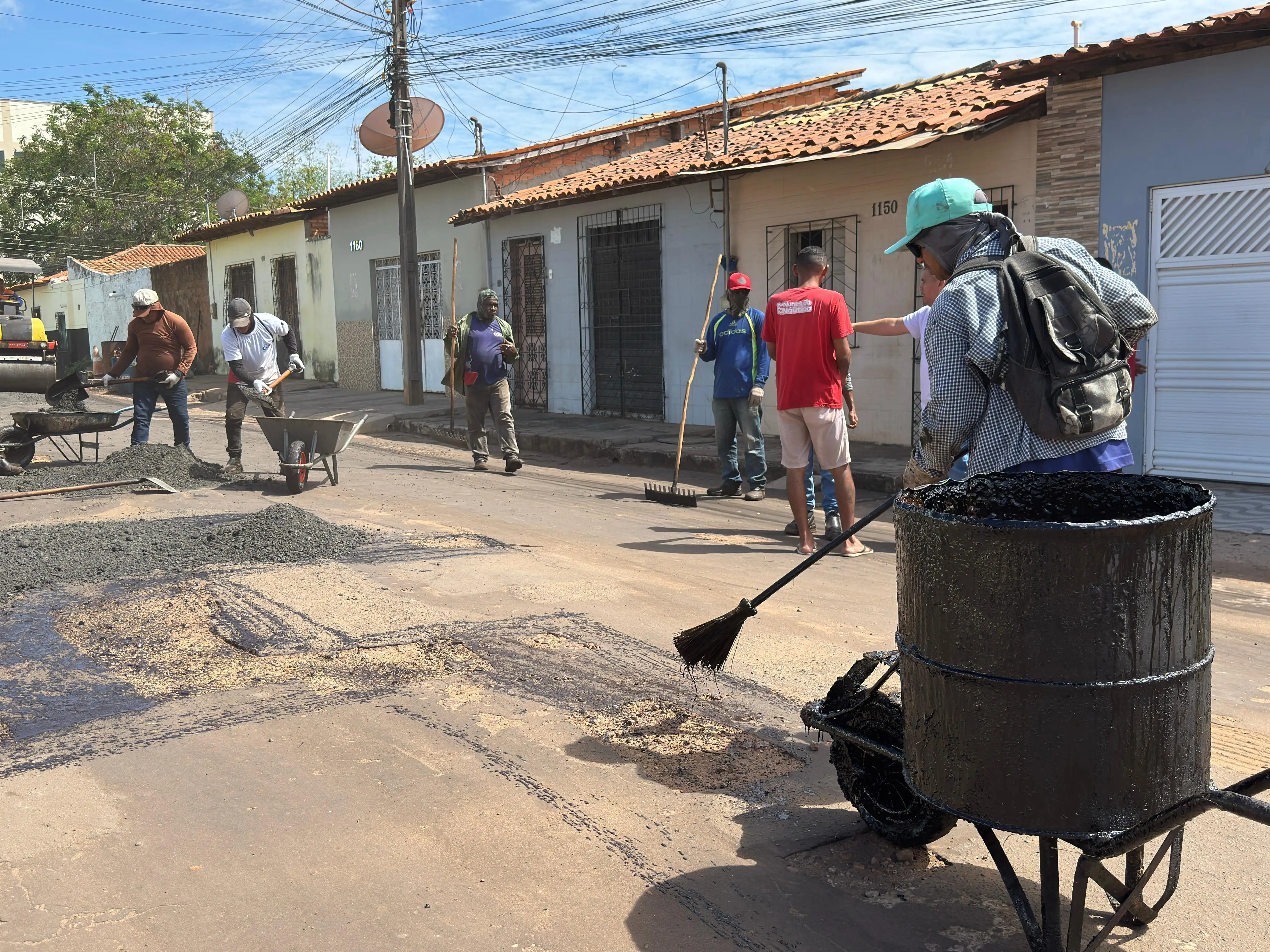 Galeria de imagens - Foto 6 da notícia: Prefeitura de Codó avança com operação tapa-buraco no bairro São Sebastião