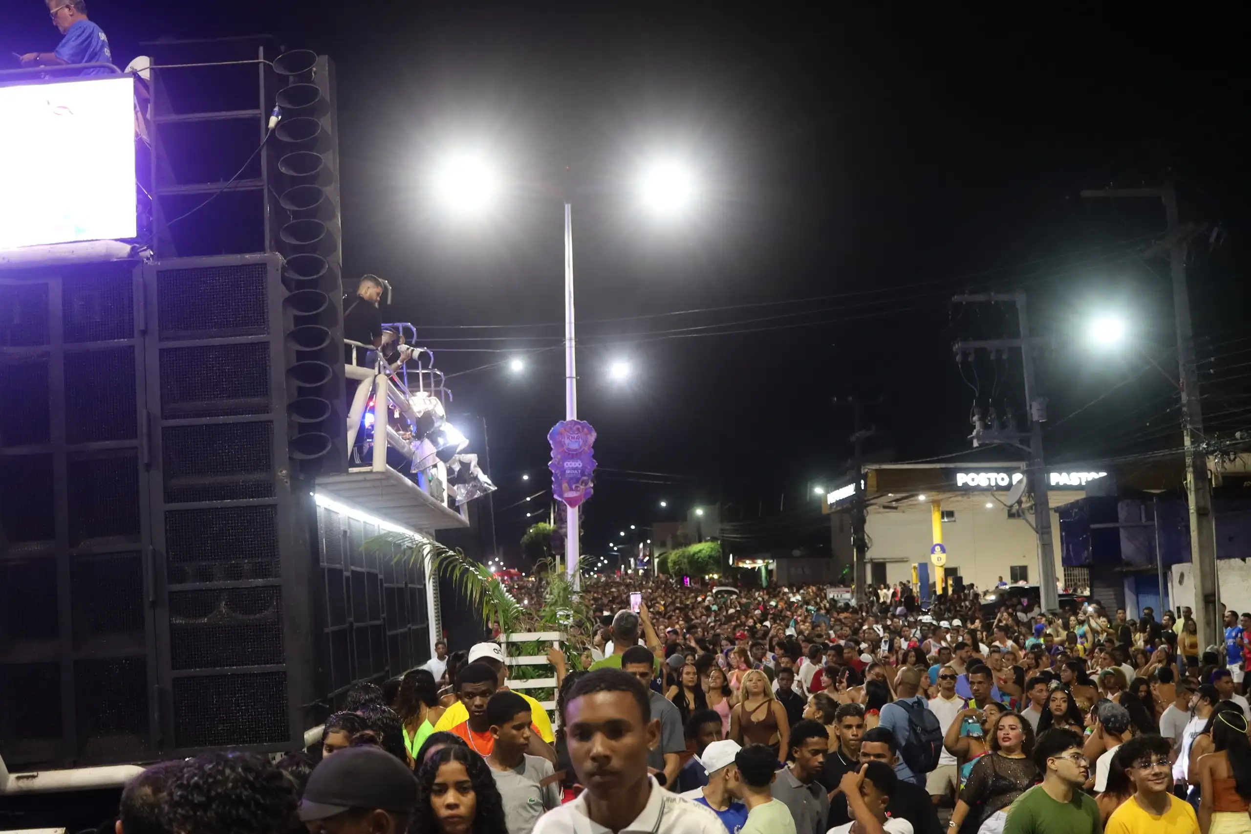 Foto 1 – Segundo dia do Carnaval “Folia, Cultura e Paixão” arrasta milhares de foliões em Codó
