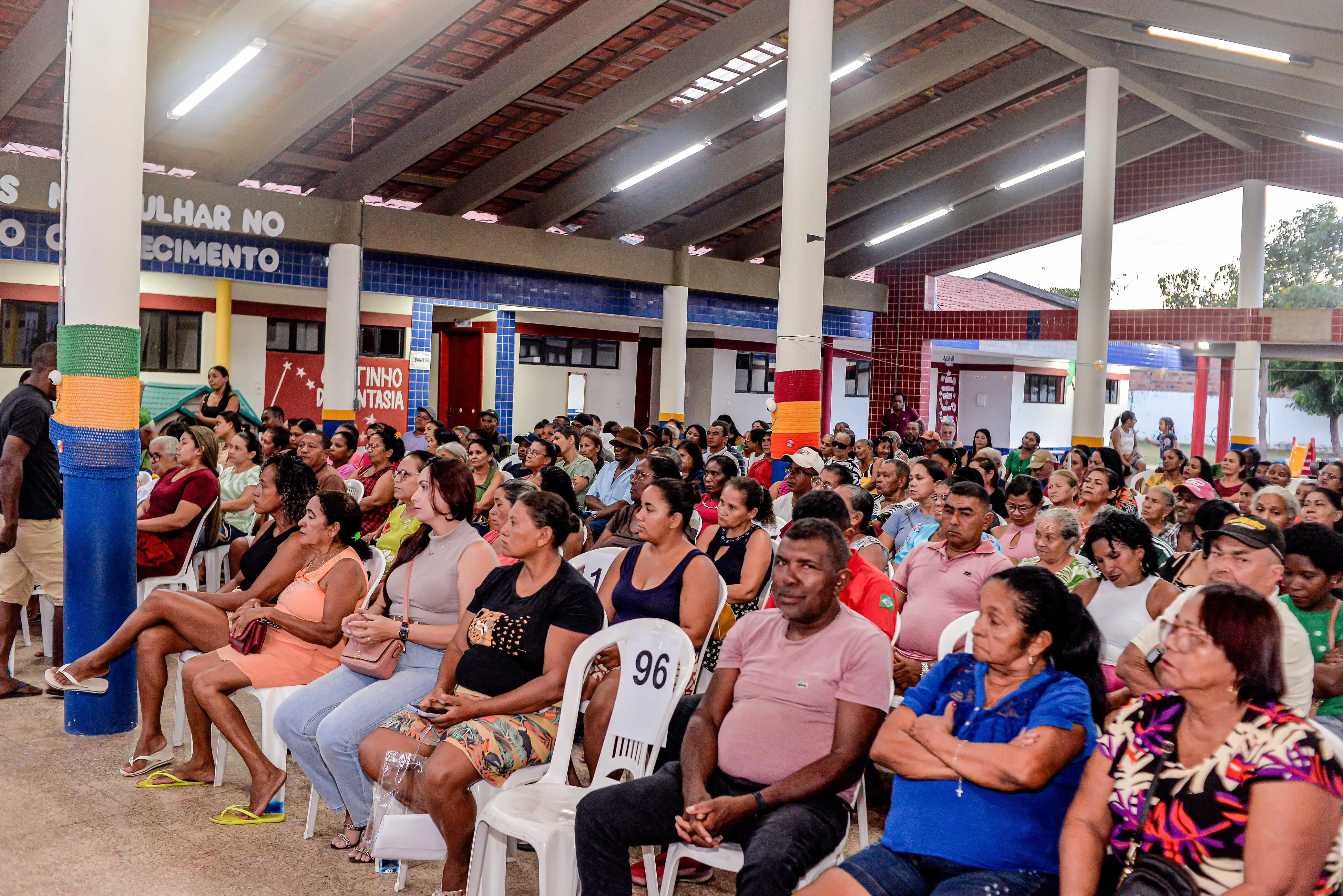Galeria de imagens - Foto 2 da notícia: Moradores do bairro Santa Terezinha em Codó recebem títulos de propriedade de imóveis