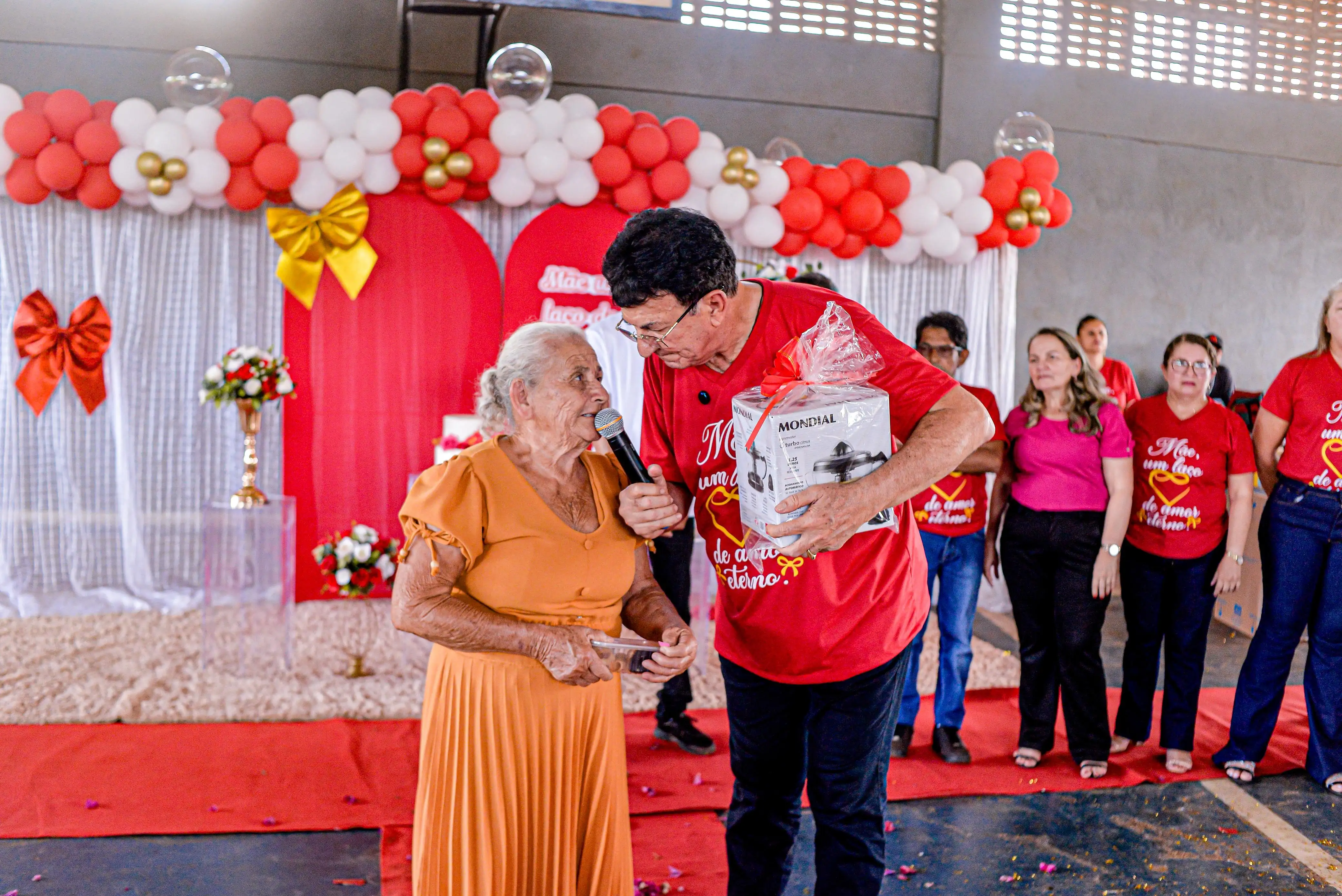 Foto 8 – Prefeito Chiquinho FC anuncia pacote de obras em Cajazeiras durante comemoração do Dia das Mães