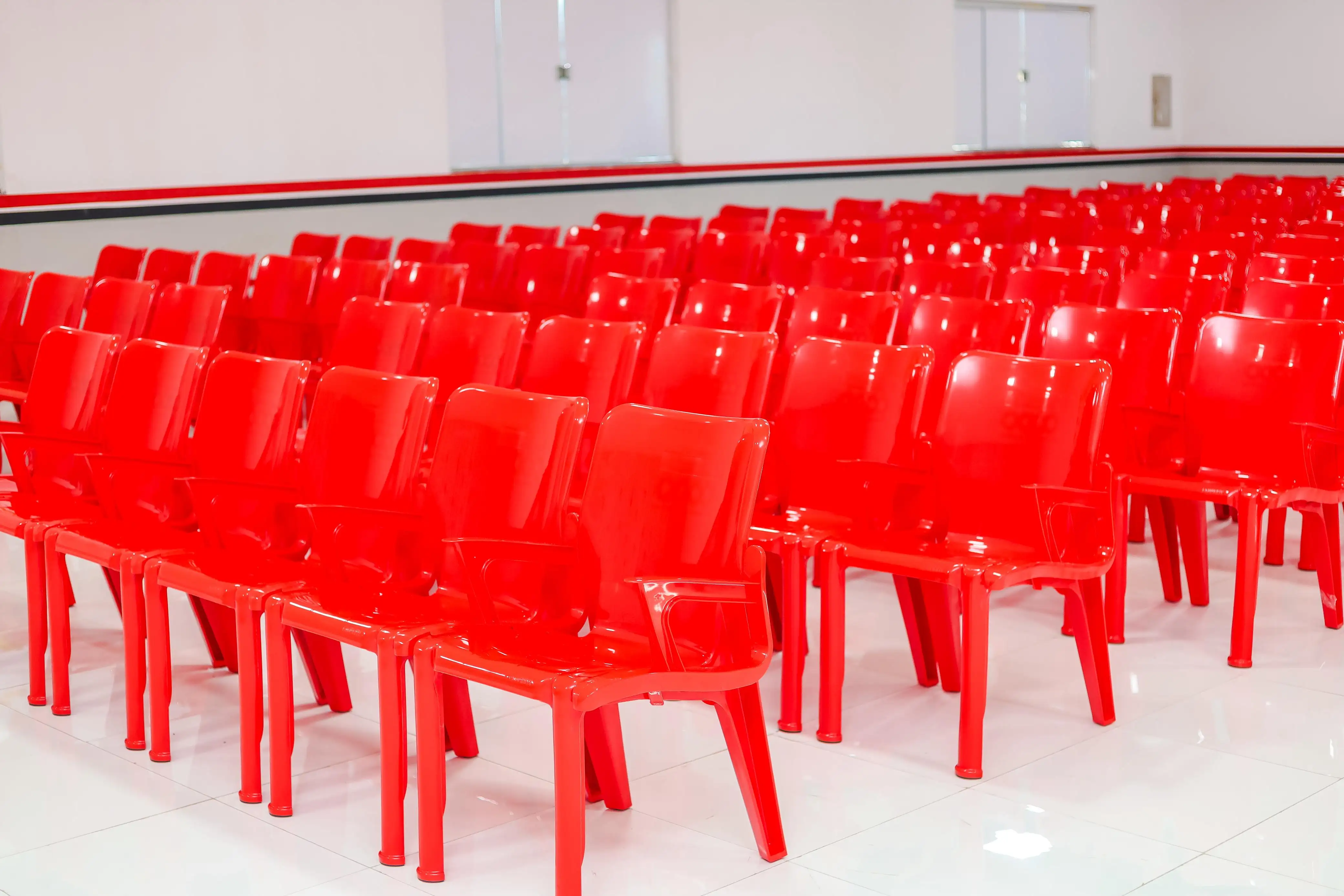 Foto 7 – Após reforma, auditório da Escola Municipal Estevam Ângelo recebe novas cadeiras