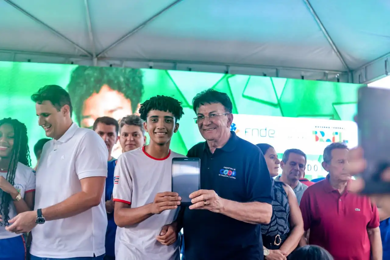 Foto 3 – Estudantes codoenses recebem mais de 4 mil tablets do programa “Tô Conectado” no Festival Conecta Codó