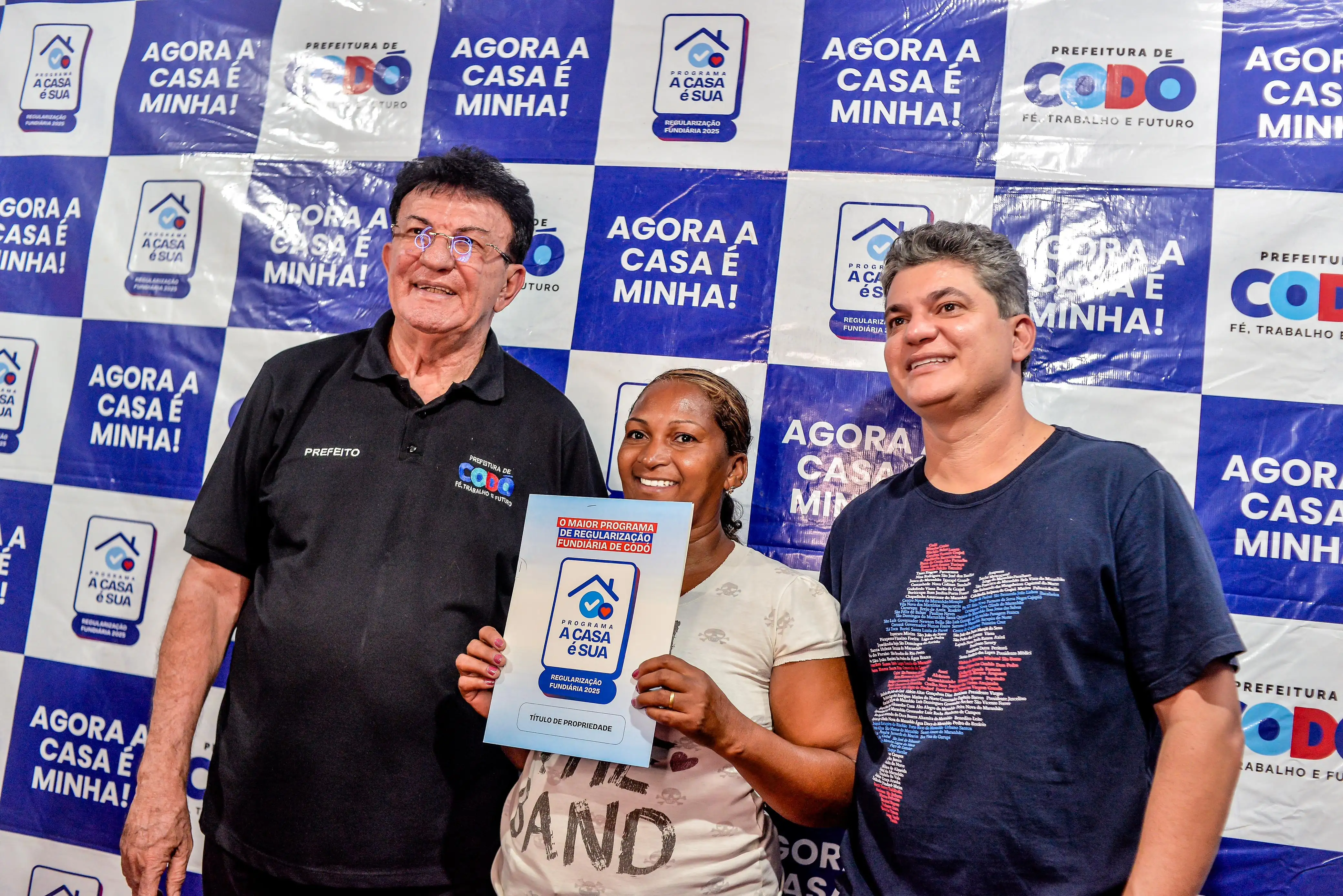 Galeria de imagens - Foto 4 da notícia: Moradores do bairro Santa Terezinha em Codó recebem títulos de propriedade de imóveis