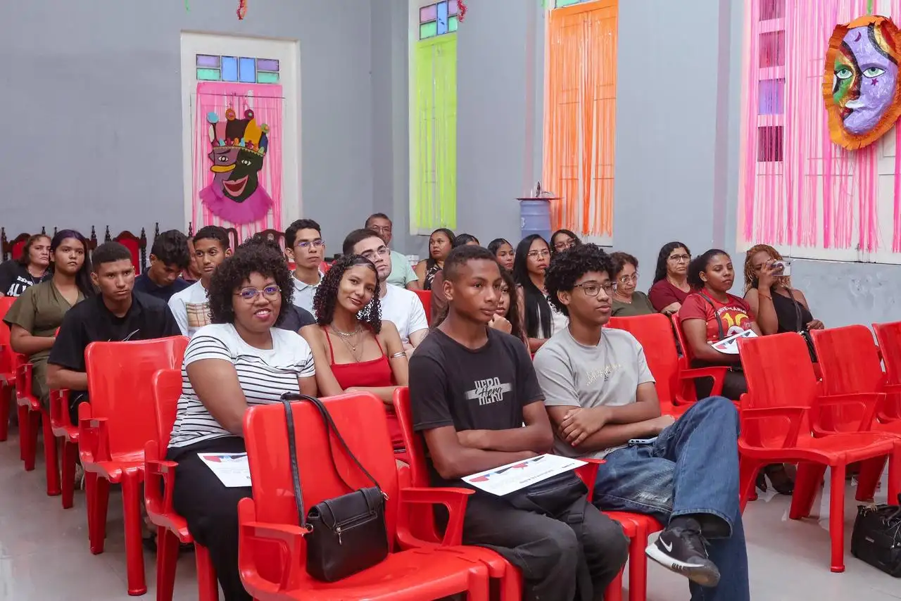 Galeria de imagens - Foto 13 da notícia: Prefeitura de Codó e IEMA certificam participantes do curso de Vitrinismo com foco no fortalecimento do comércio local