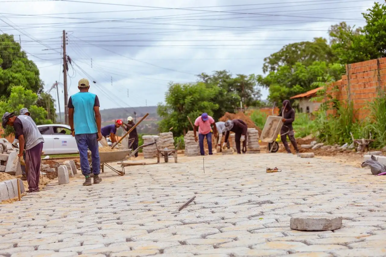 Foto 1 – Prefeitura de Codó inicia pavimentação com bloquetes no Morro de São Pedro para melhorar mobilidade urbana