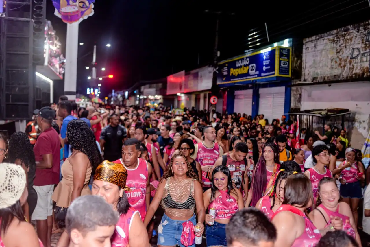 Galeria de imagens - Foto 1 da notícia: Abertura do Carnaval de Codó reúne multidão e dá início à “Folia, Cultura e Paixão” 2026