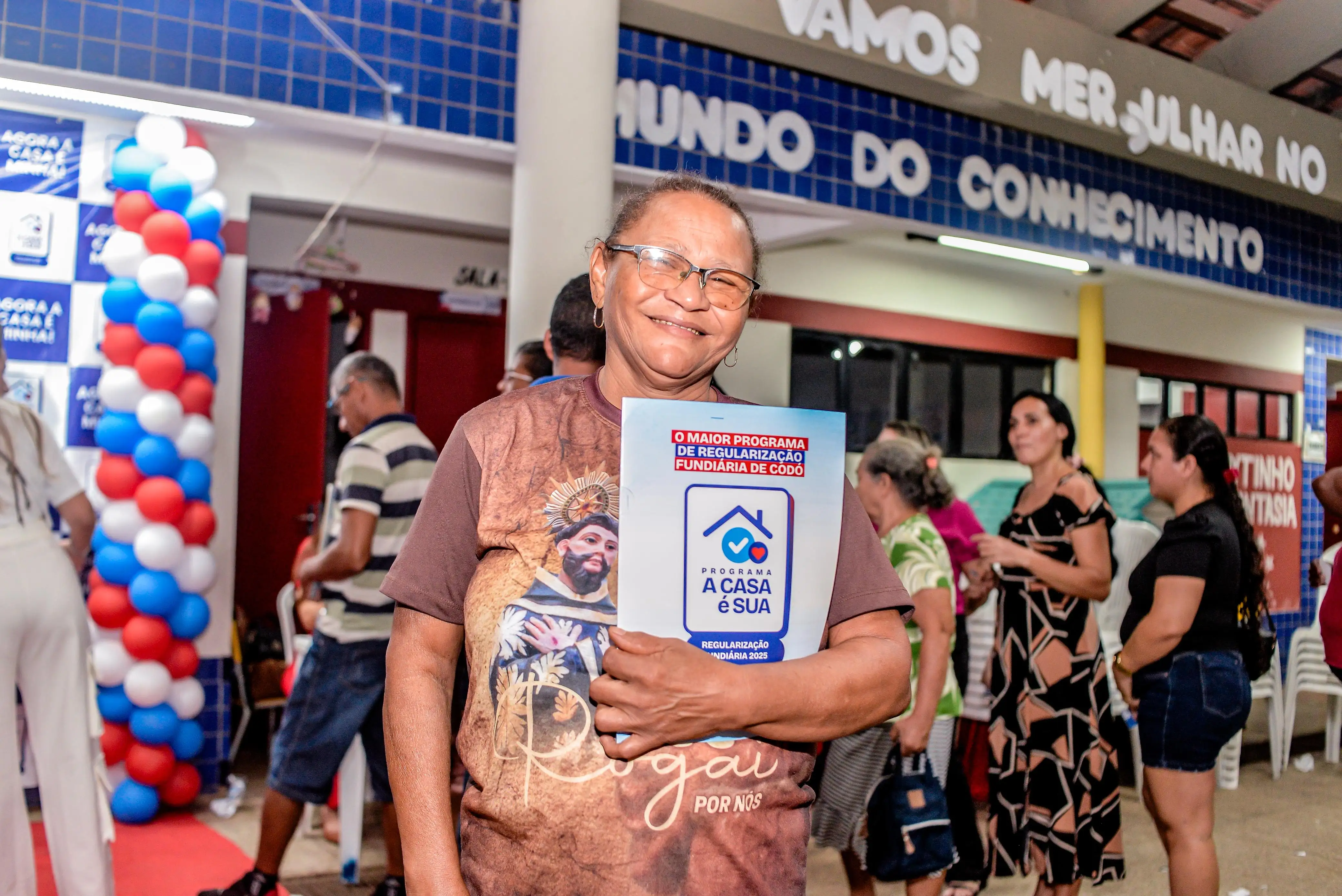 Galeria de imagens - Foto 1 da notícia: Moradores do bairro Santa Terezinha em Codó recebem títulos de propriedade de imóveis