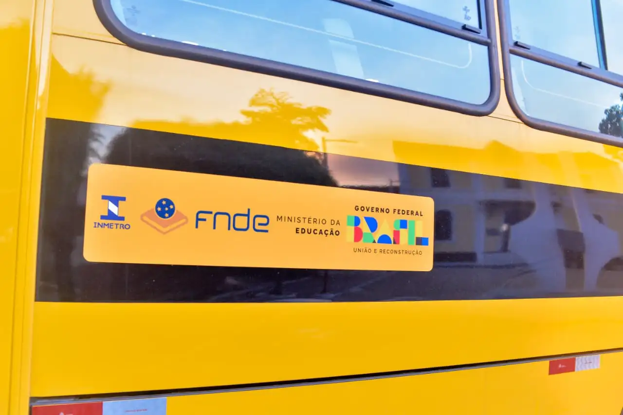 Foto 8 – Prefeito Chiquinho FC recebe novo ônibus para reforçar a frota escolar em Codó