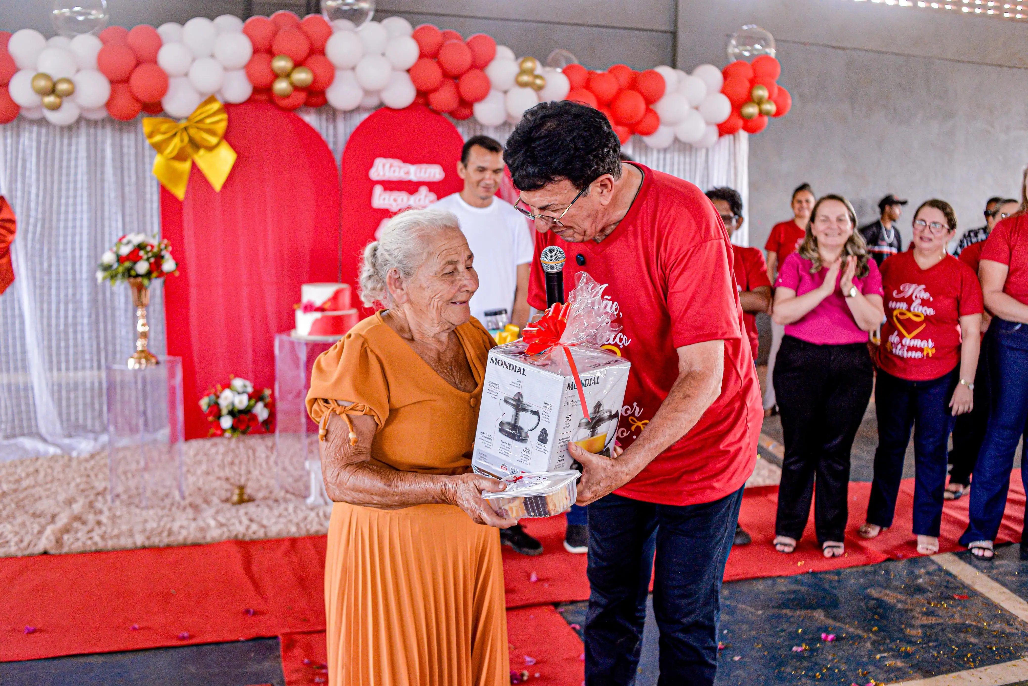 Foto 5 – Prefeito Chiquinho FC anuncia pacote de obras em Cajazeiras durante comemoração do Dia das Mães