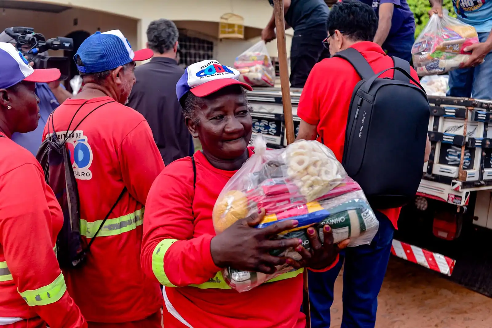 Foto 9 – Prefeitura de Codó promove entrega de cestas básicas a servidores da limpeza pública em encontro na sede do setor