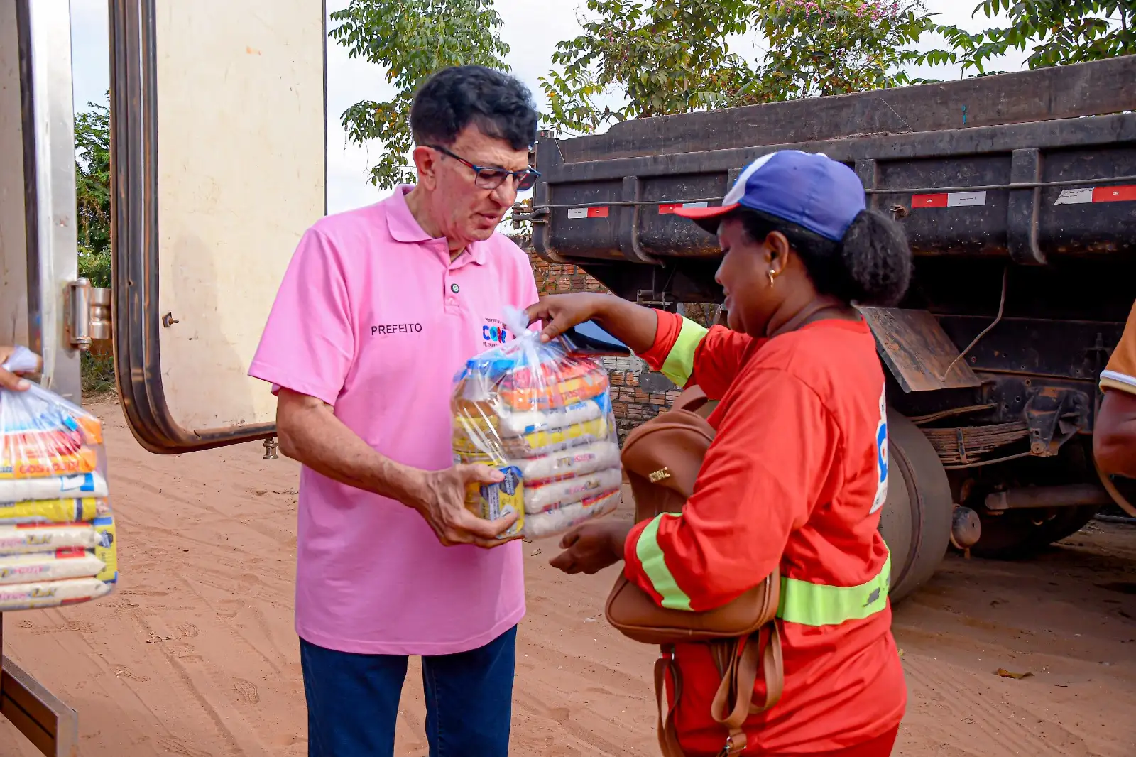 Foto 7 – Servidores da limpeza pública de Codó recebem cestas básicas em ação da Prefeitura