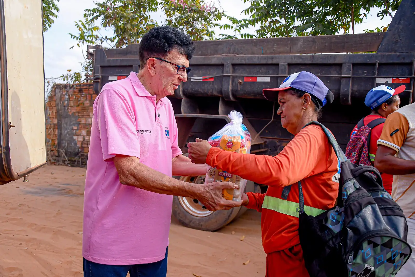 Foto 6 – Servidores da limpeza pública de Codó recebem cestas básicas em ação da Prefeitura