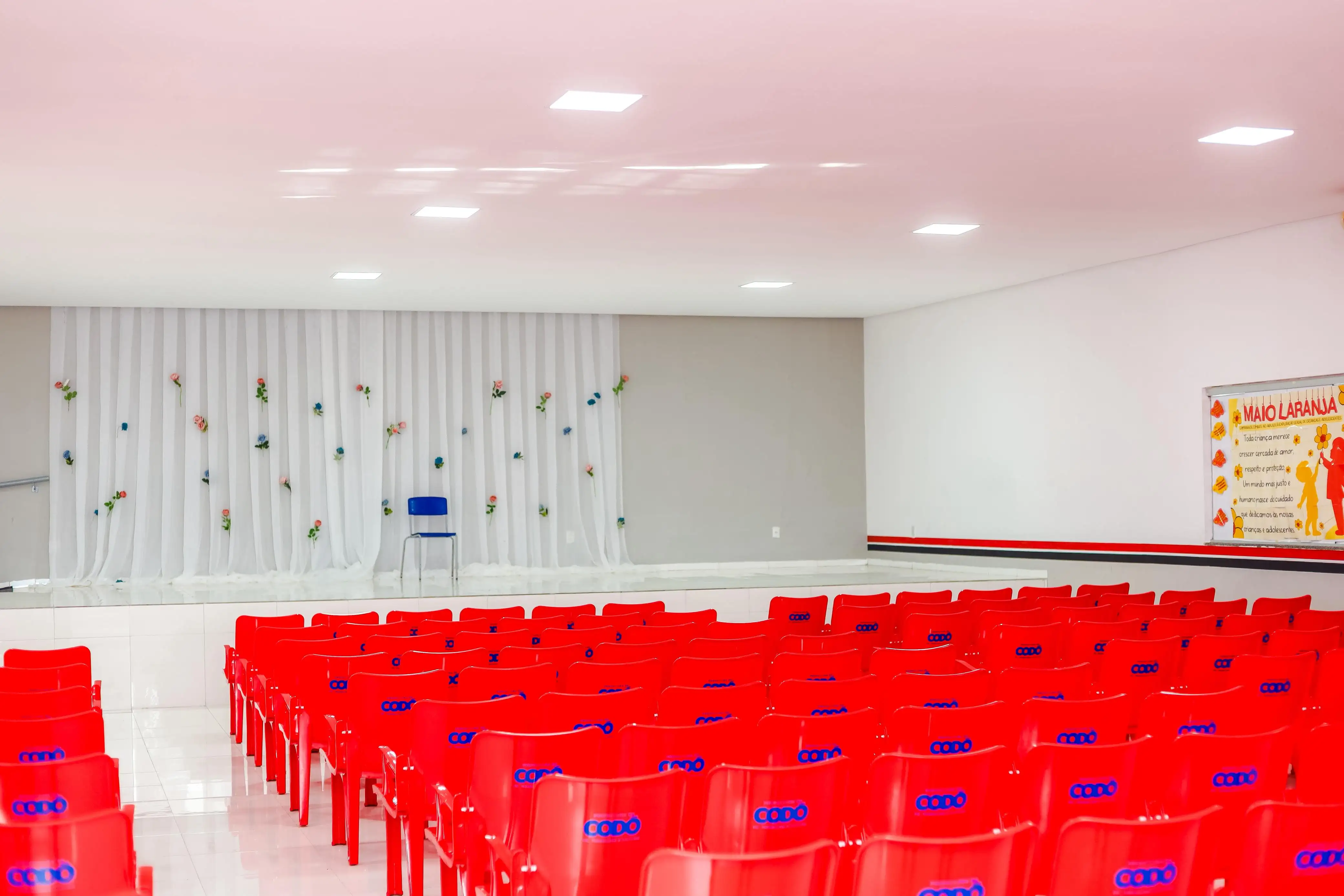 Foto 3 – Após reforma, auditório da Escola Municipal Estevam Ângelo recebe novas cadeiras