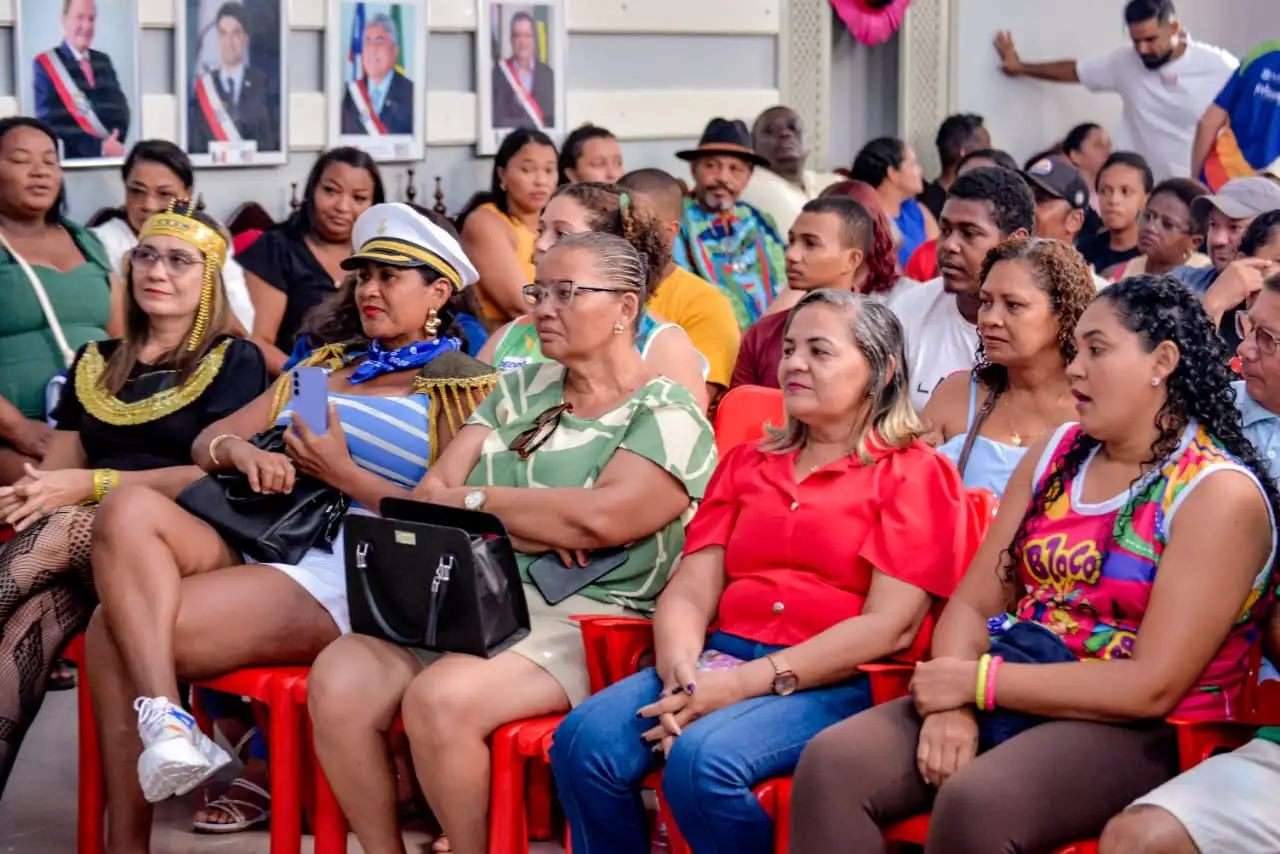 Foto 1 – Gestão municipal entrega incentivos para blocos carnavalescos e fortalece a cultura local