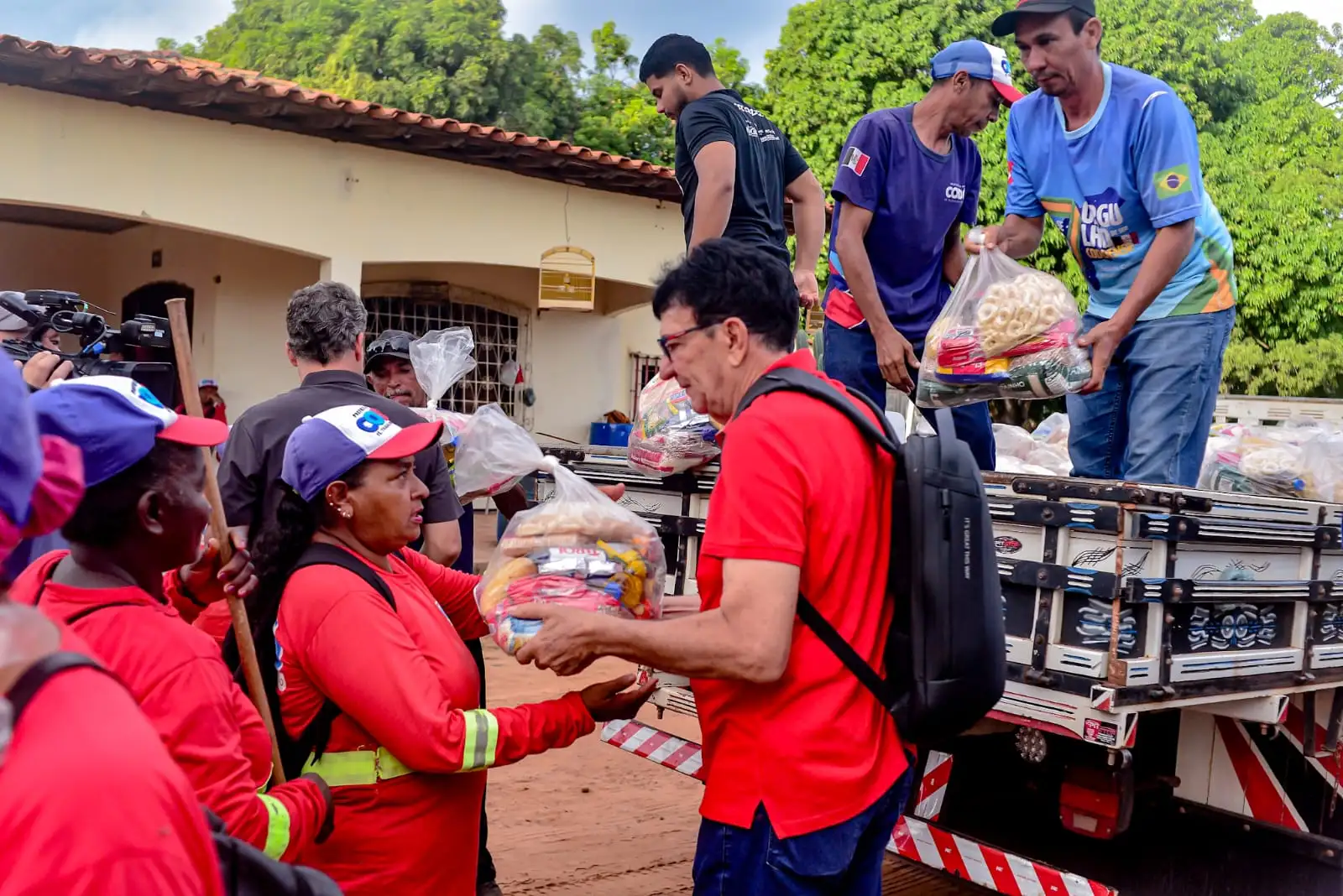 Foto 7 – Prefeitura de Codó promove entrega de cestas básicas a servidores da limpeza pública em encontro na sede do setor