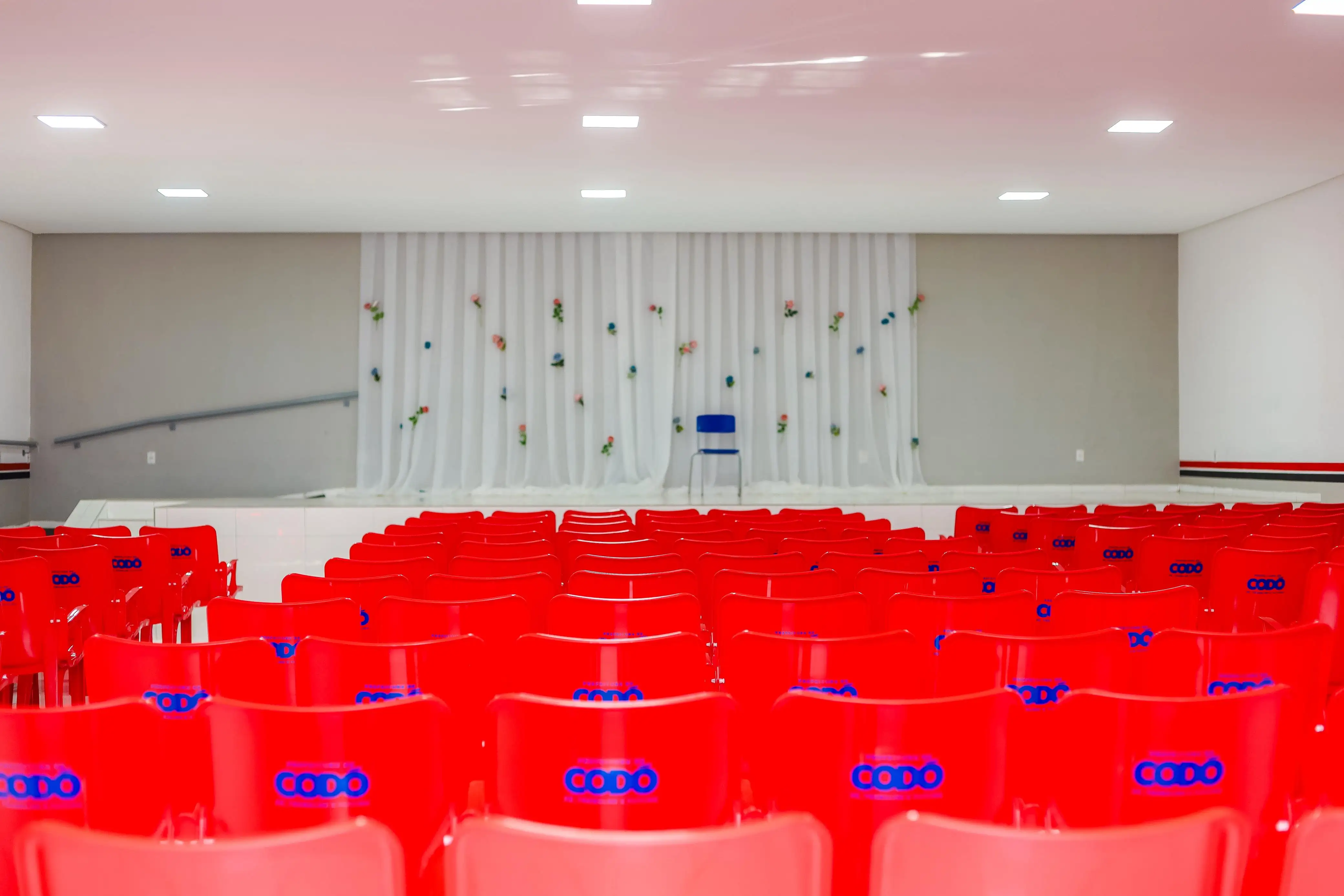 Foto 2 – Após reforma, auditório da Escola Municipal Estevam Ângelo recebe novas cadeiras