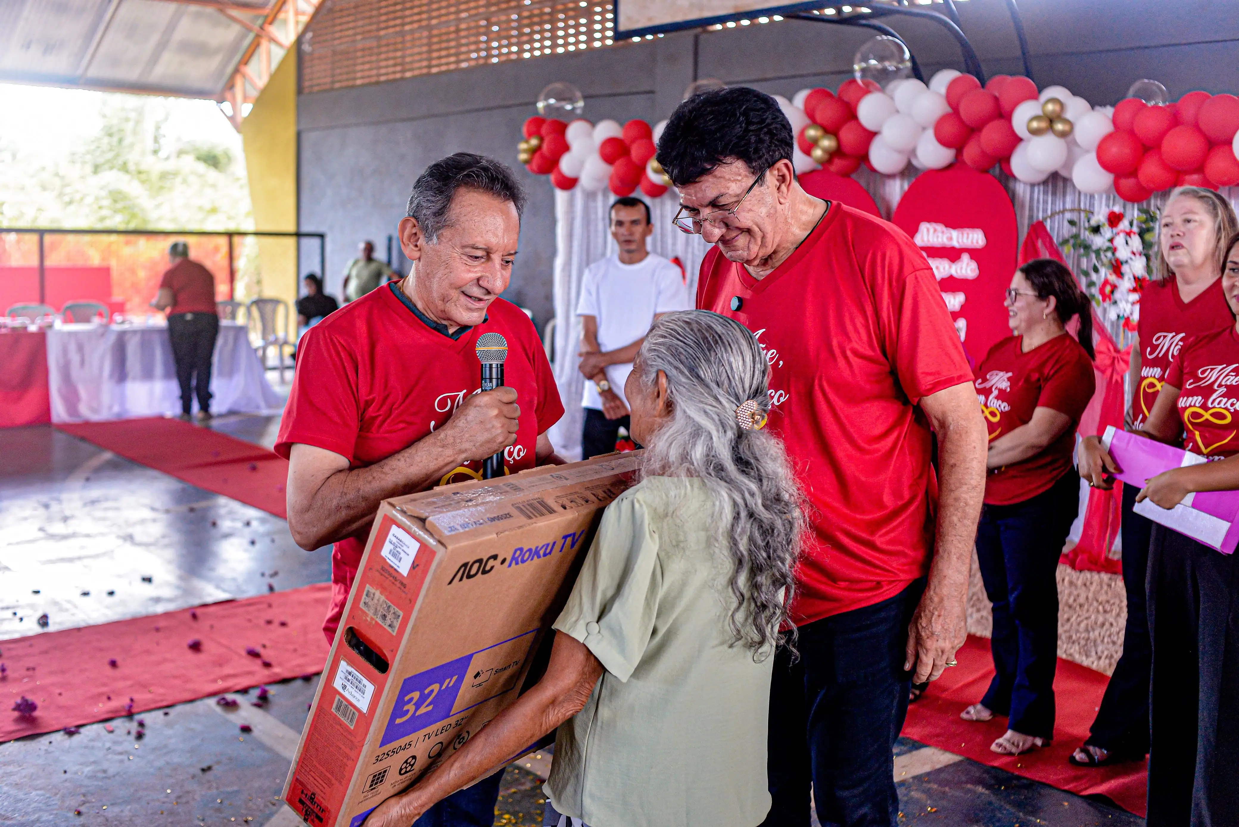 Foto 4 – Prefeito Chiquinho FC anuncia pacote de obras em Cajazeiras durante comemoração do Dia das Mães
