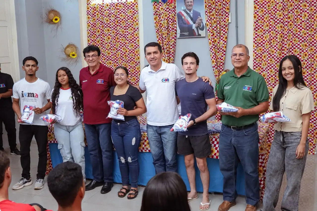 Foto 2 – Prefeitura de Codó entrega kits do Programa Trabalho Jovem e reforça apoio à inserção da juventude no mercado de trabalho