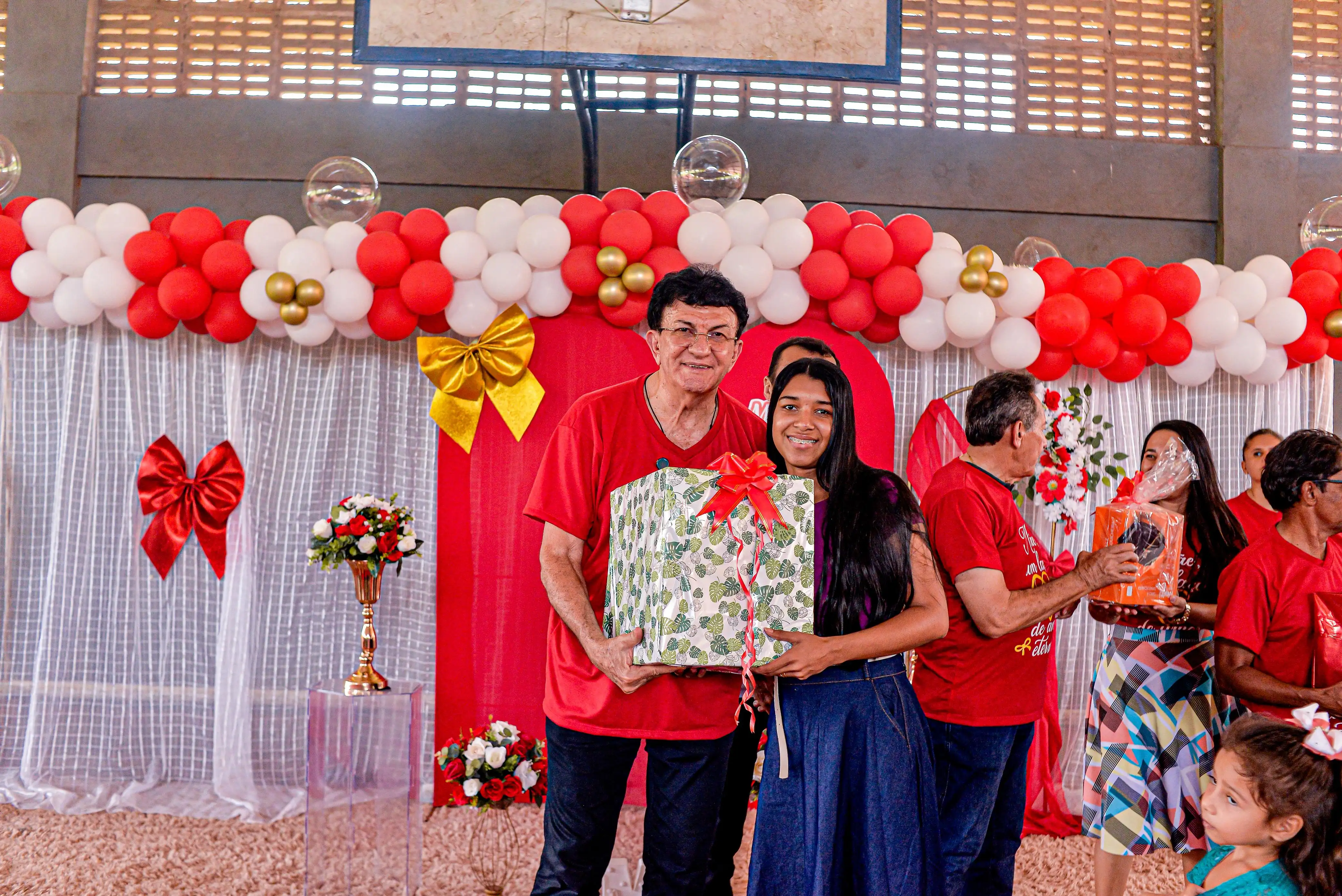 Foto 15 – Prefeito Chiquinho FC anuncia pacote de obras em Cajazeiras durante comemoração do Dia das Mães
