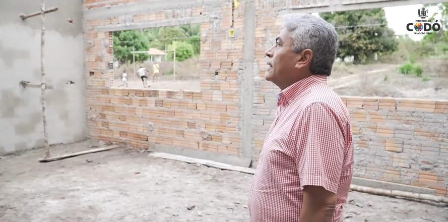 VÍDEO: Prefeito Zé Francisco mostra escola de taipa sendo substituída e reformada por alvenaria em Codó